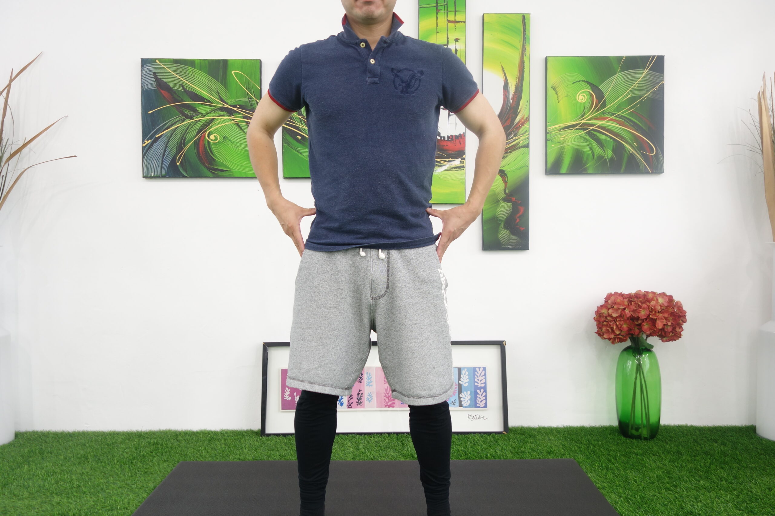 骨盤横に触れて手で膨らみを作る