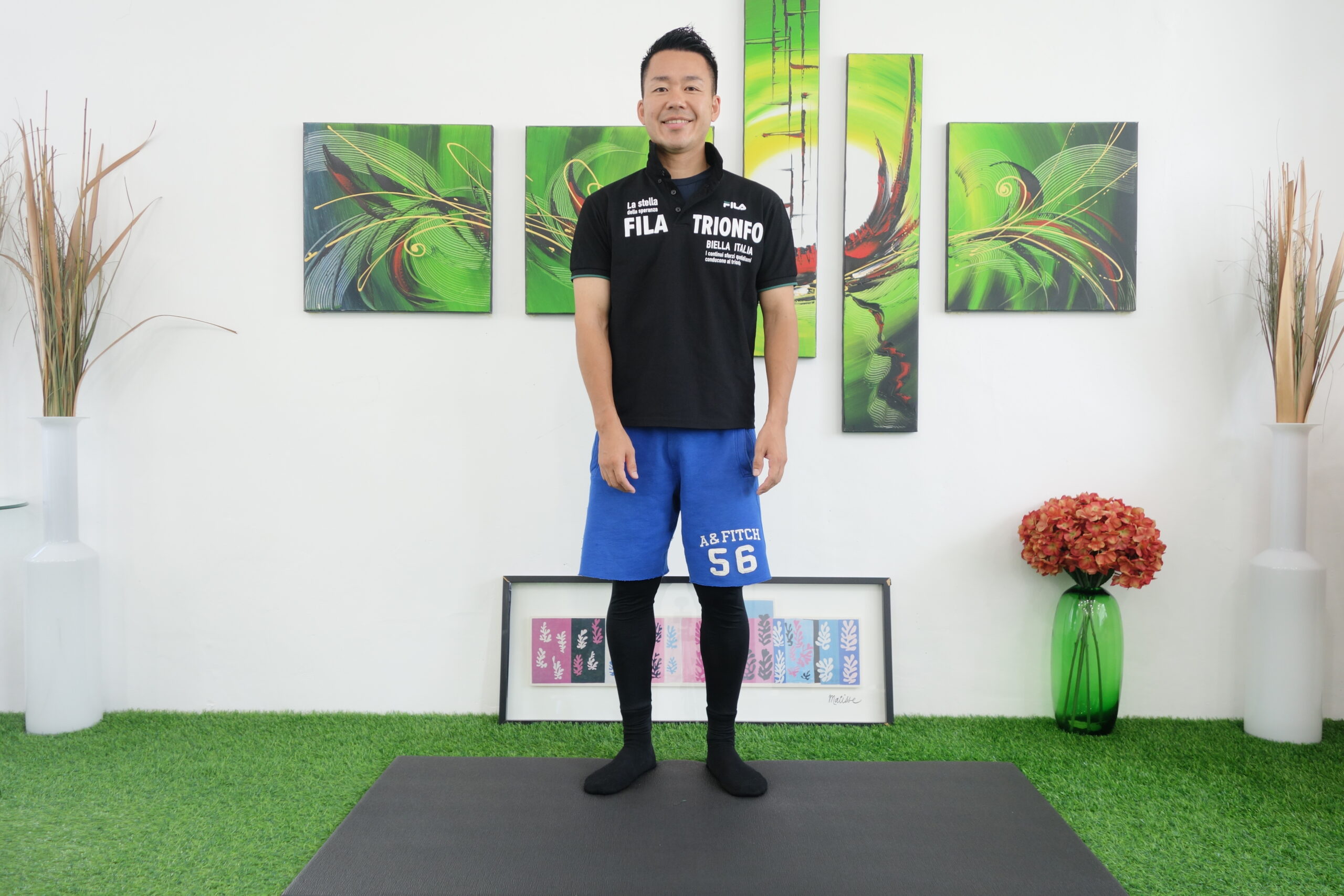 肩から腕をぶら下げる