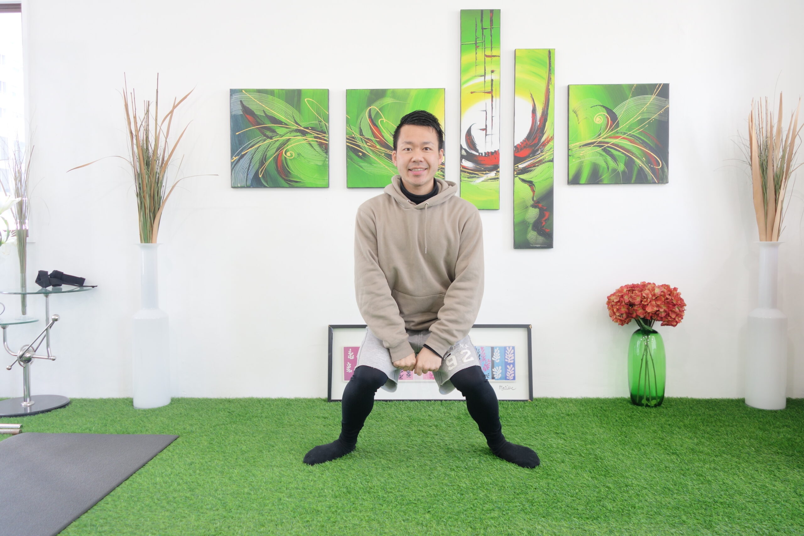 内股状態でかなり深くしゃがみ込むスクワット