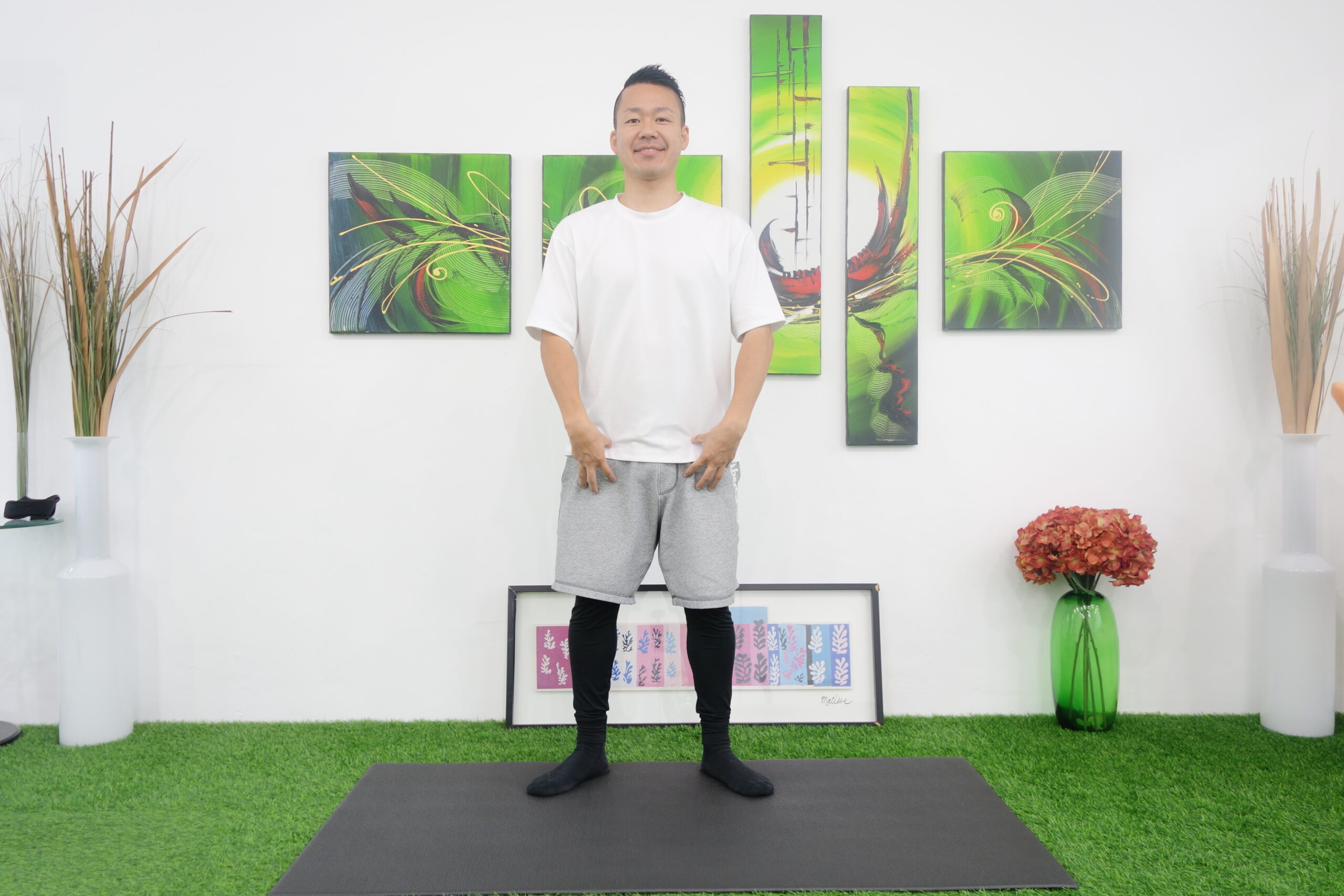 太ももの前側あたりに手をあてる