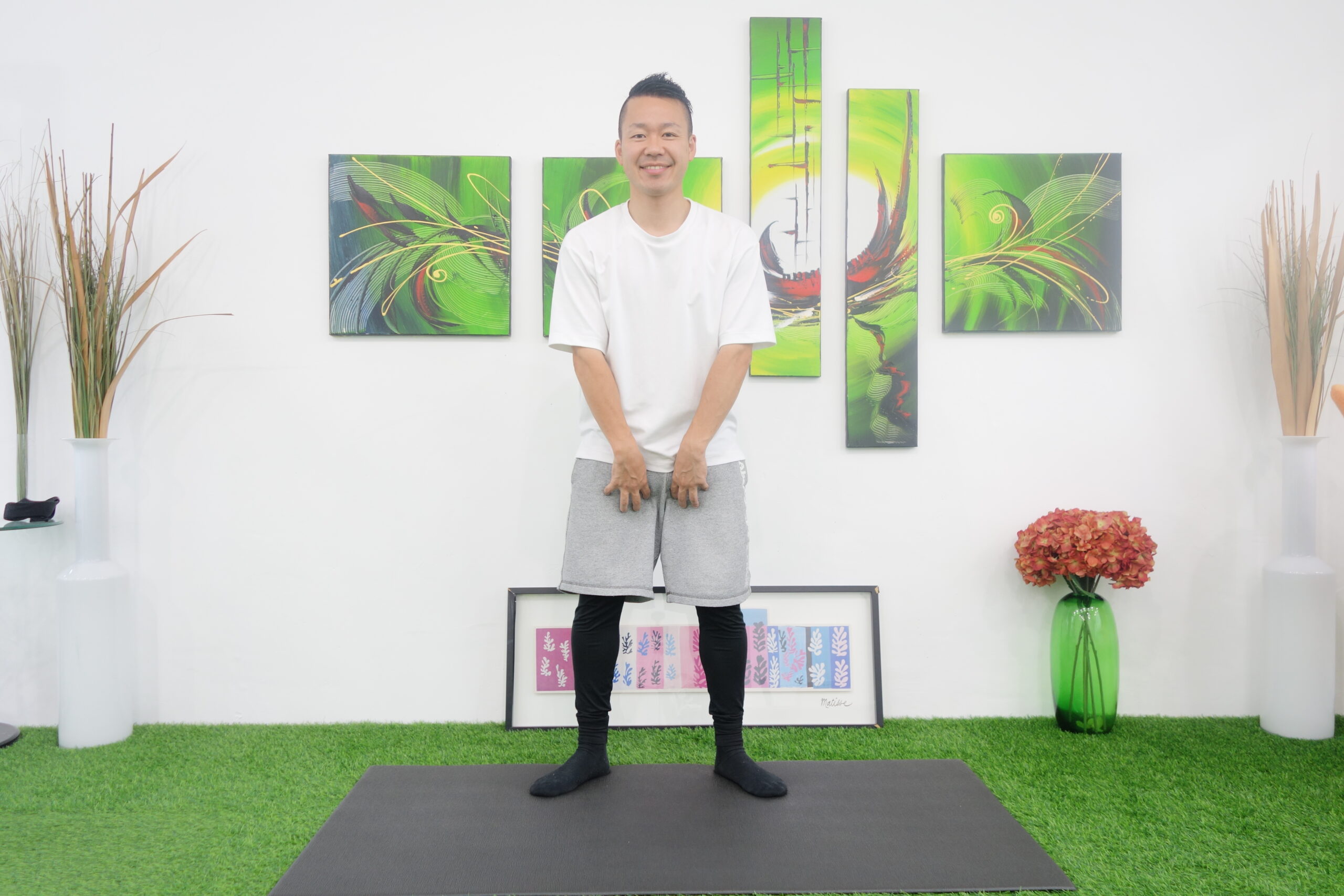 内もも辺りに手を沿える