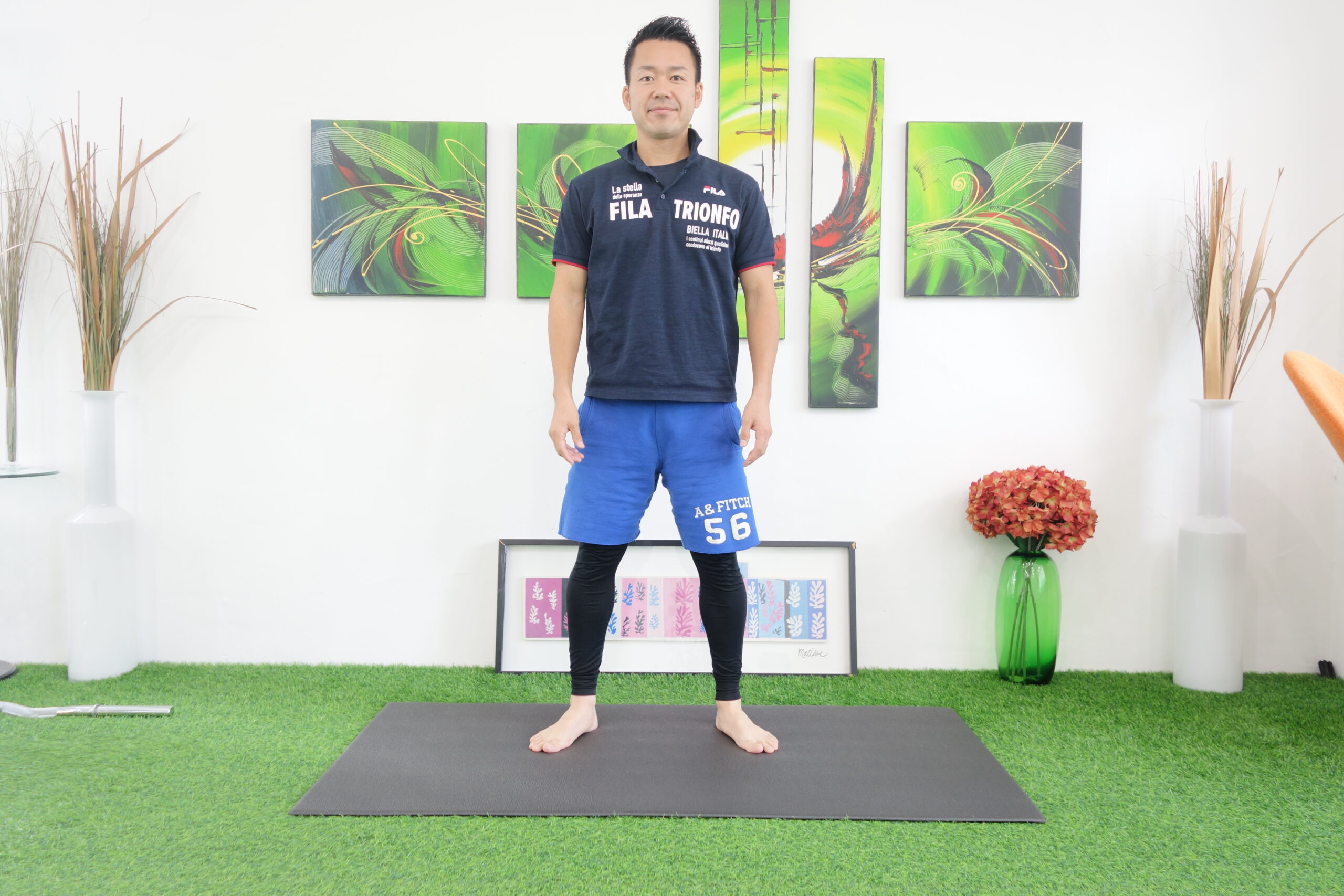 脚を肩幅に開く