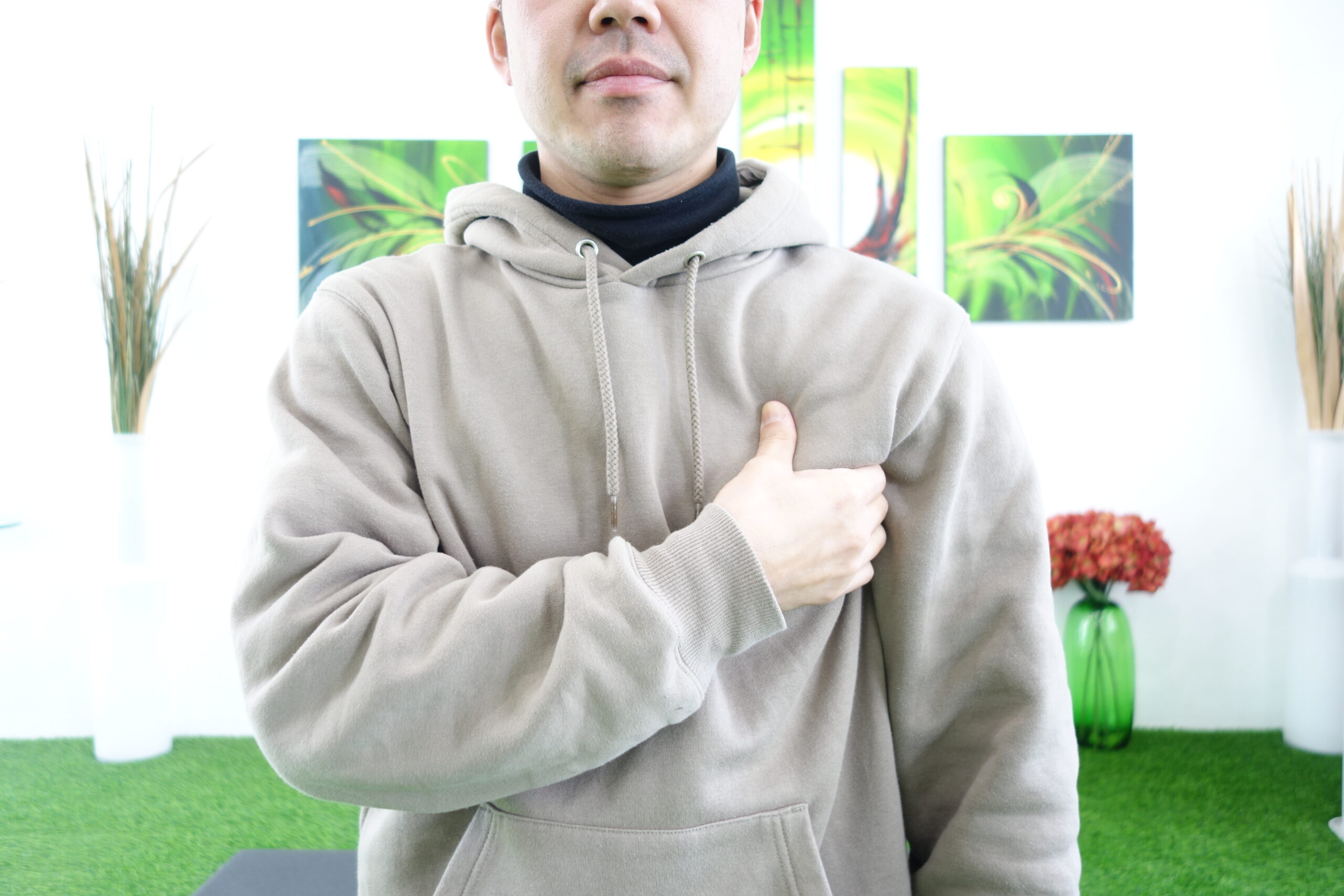 脇辺りをつまむように触れる
