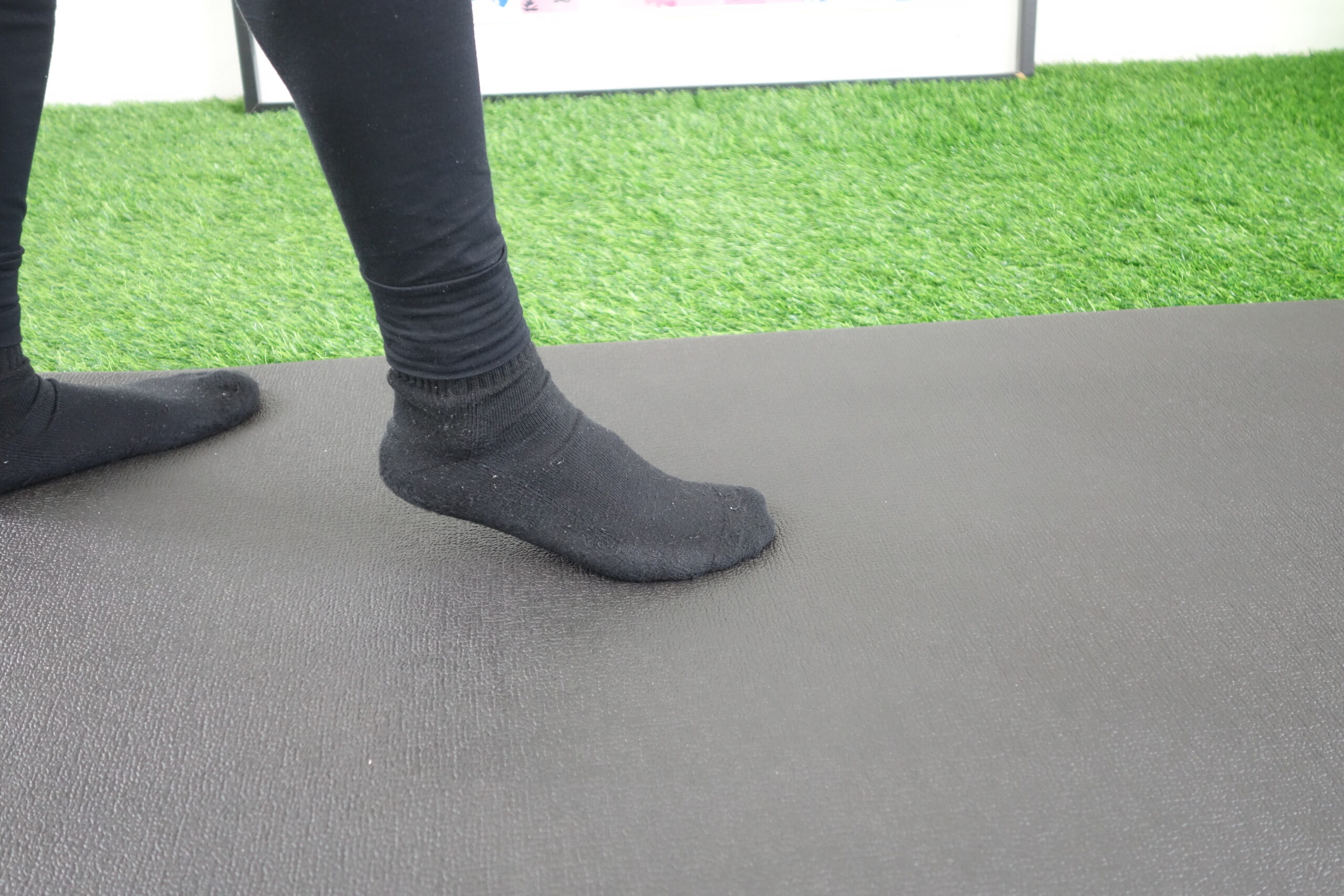 つま先で地面を突くように着地する