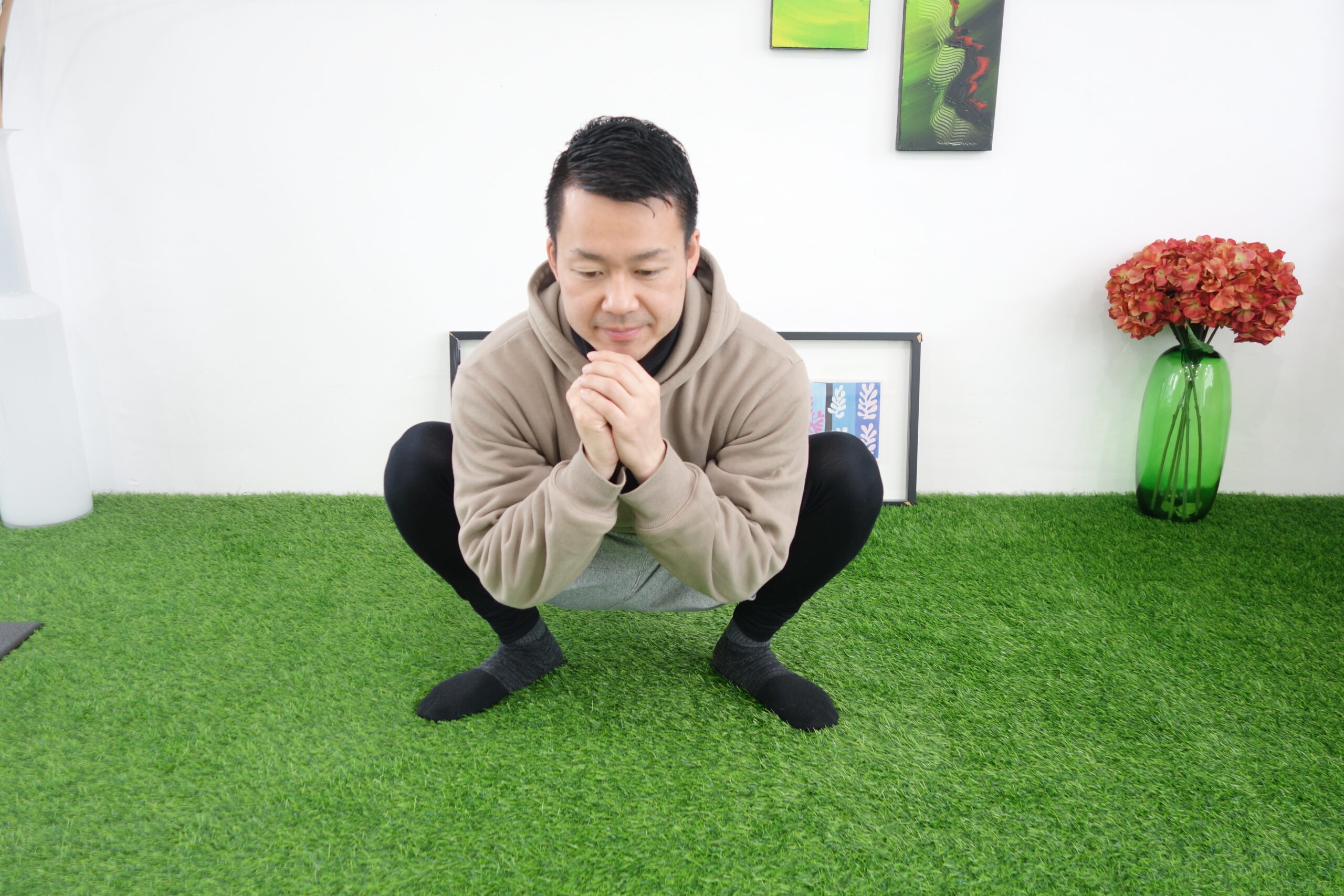 しゃがみ込んだストレッチング