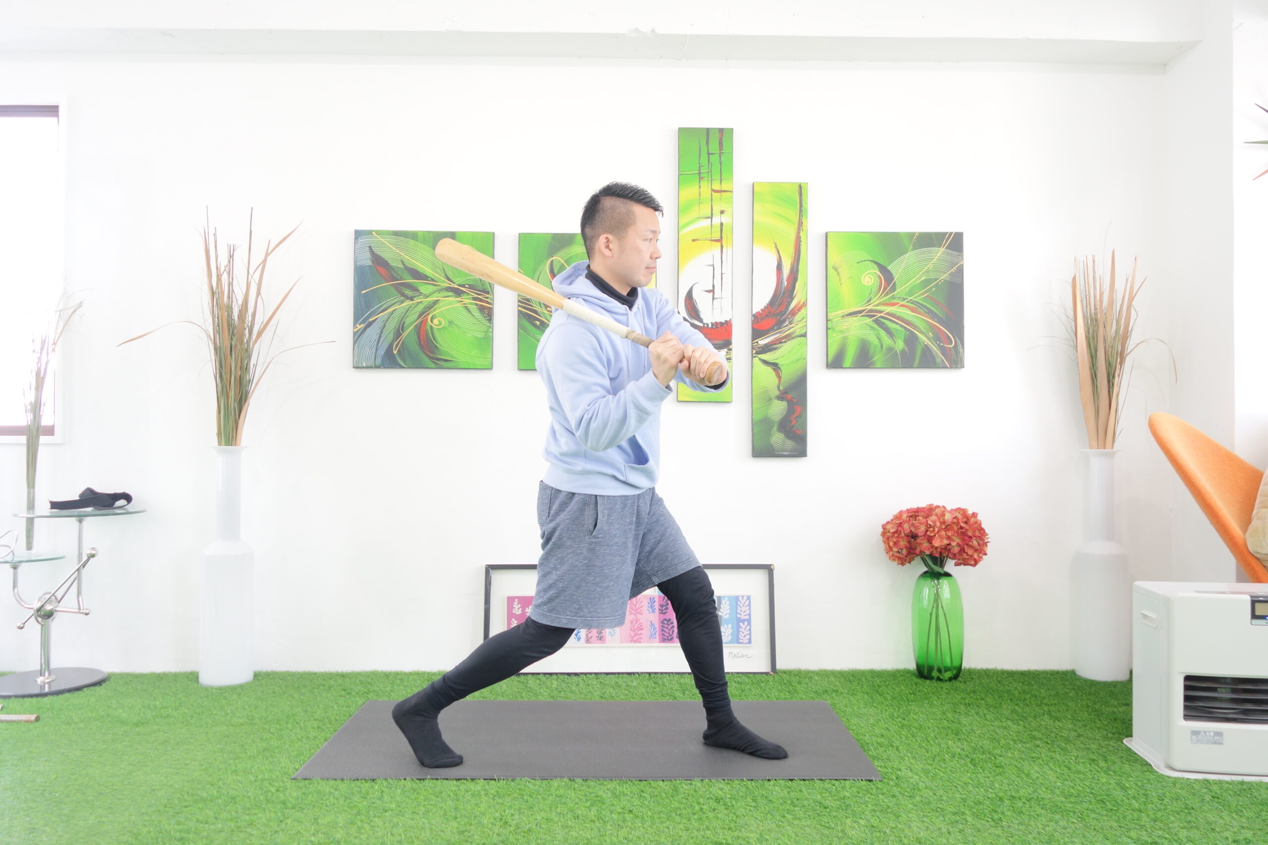 バットを振りだす