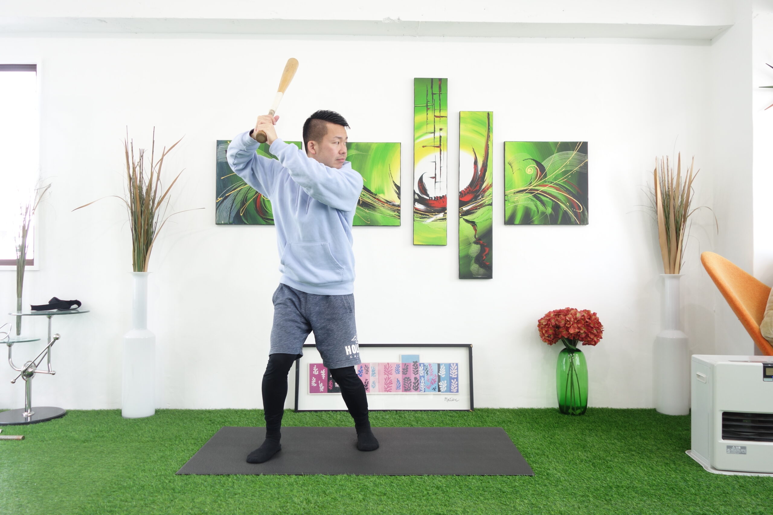 脇を大きめに開く