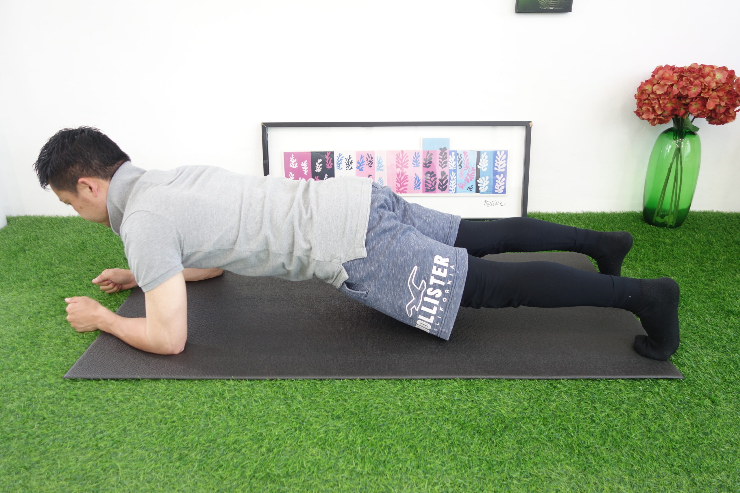 肩から踵が一直線になった姿勢でプランク