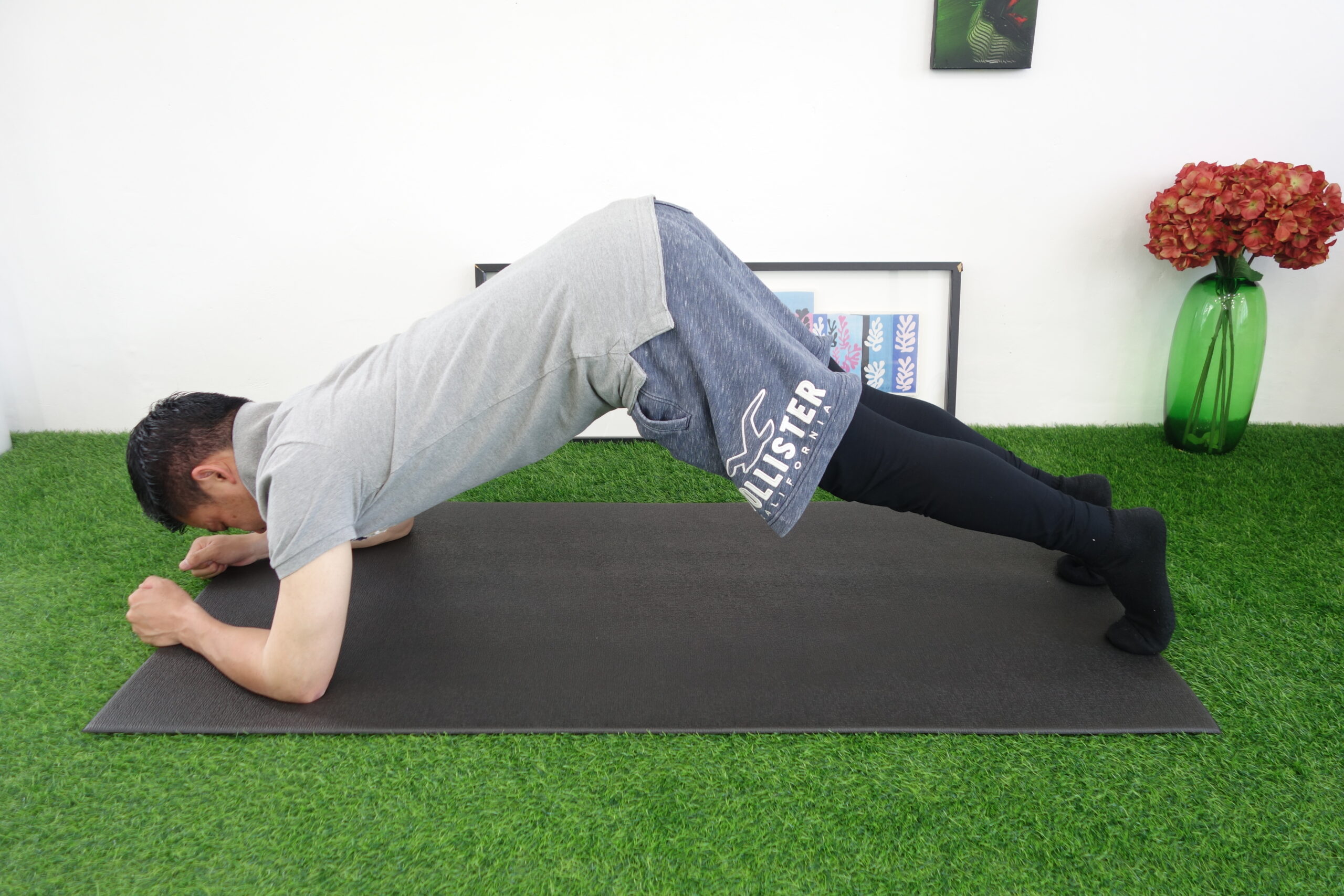 おしりを突き出した状態でプランク