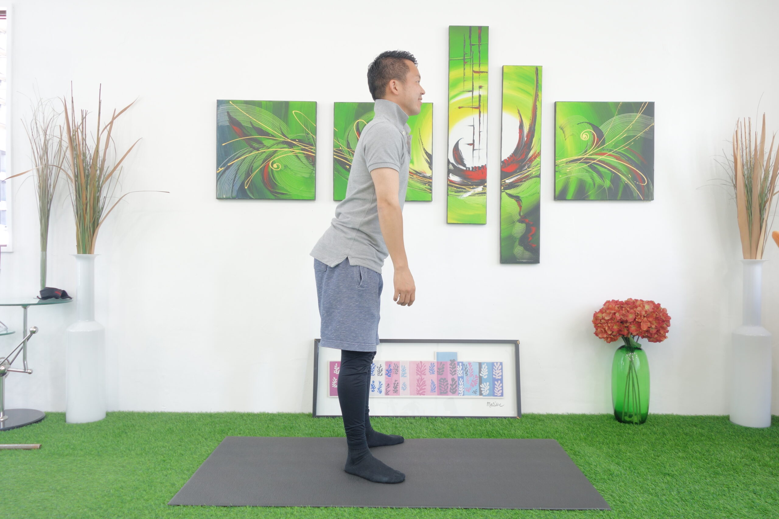 少しお尻を引いた状態で立つ