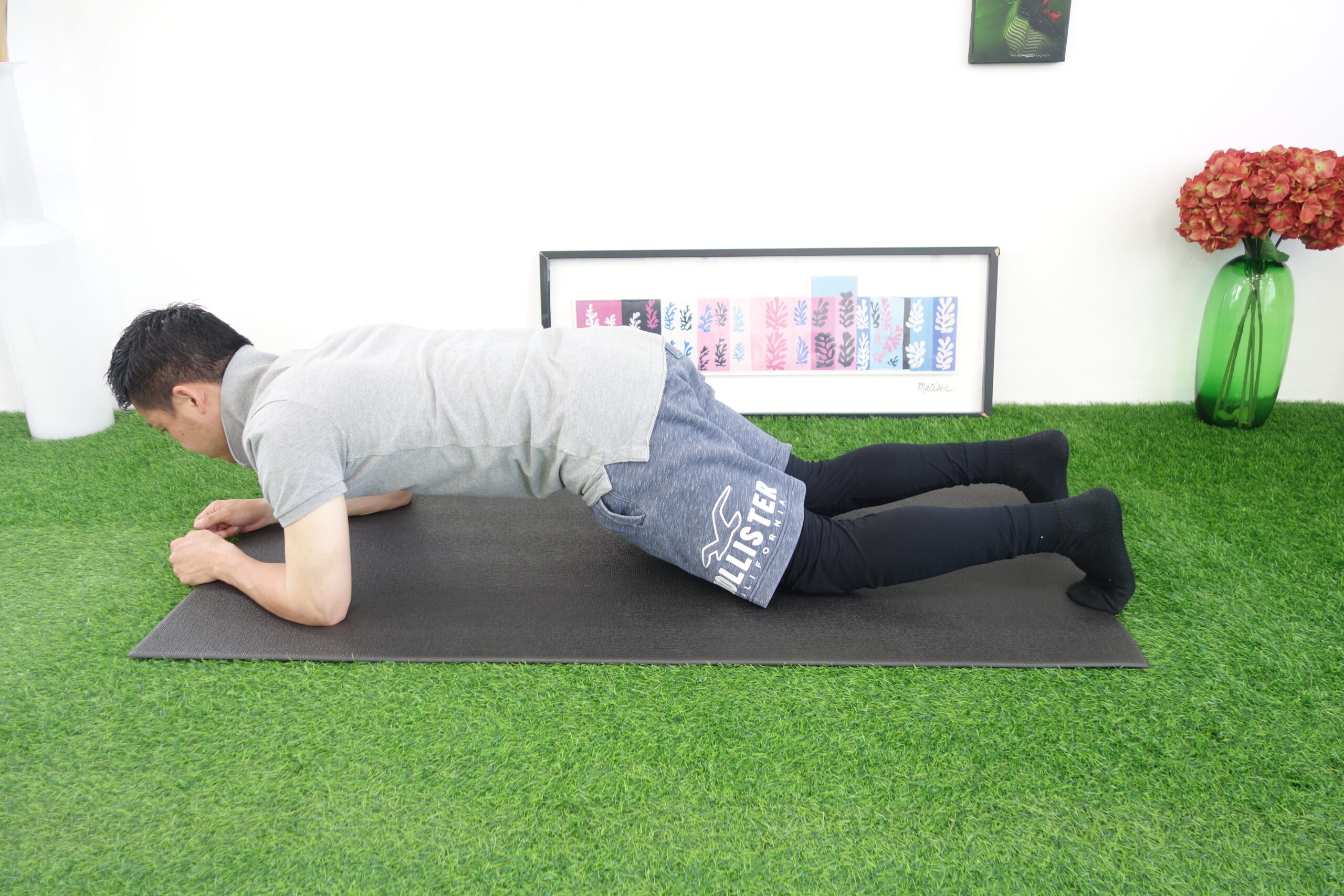 フロントプランクで膝を軽く曲げる