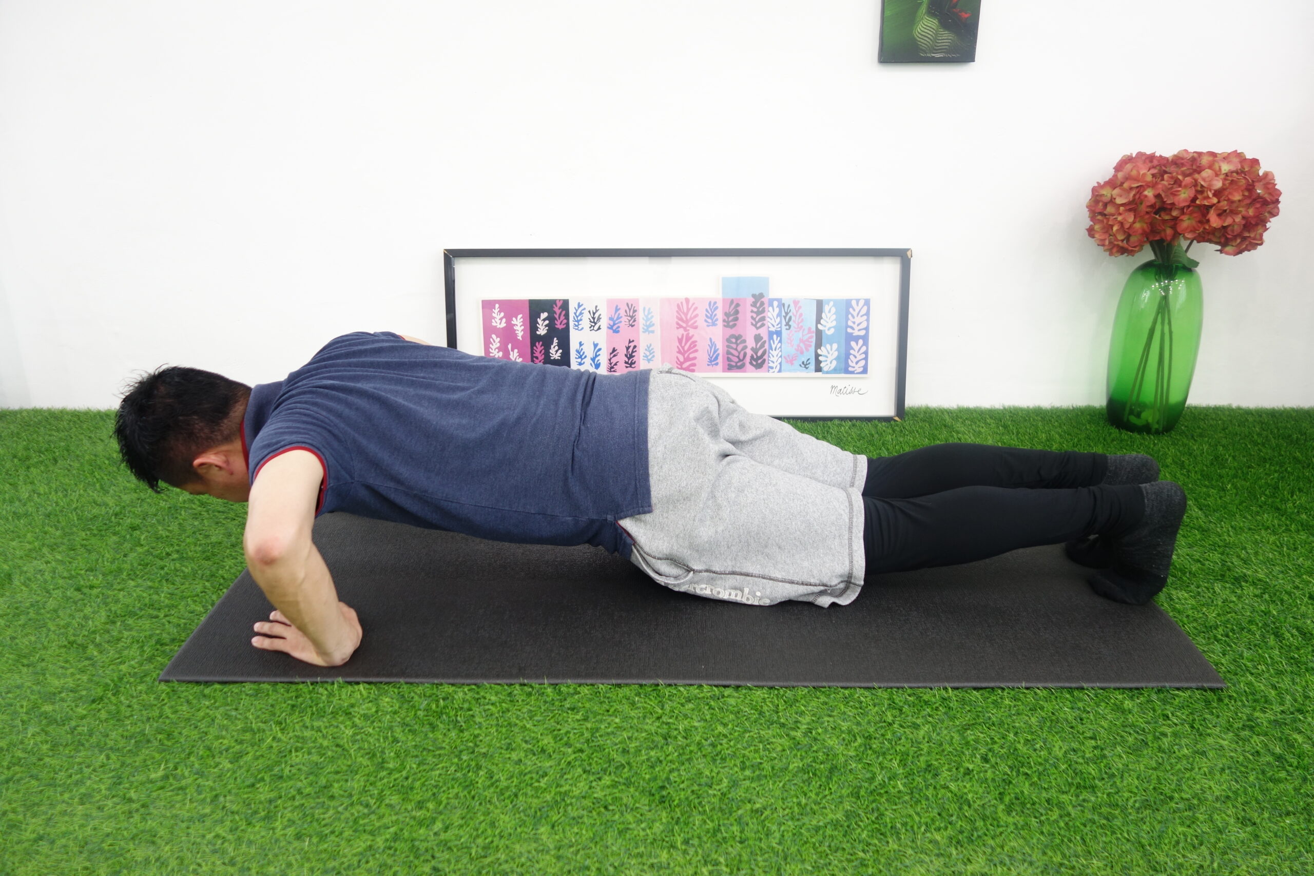 脇が開き、肘が真横に動く