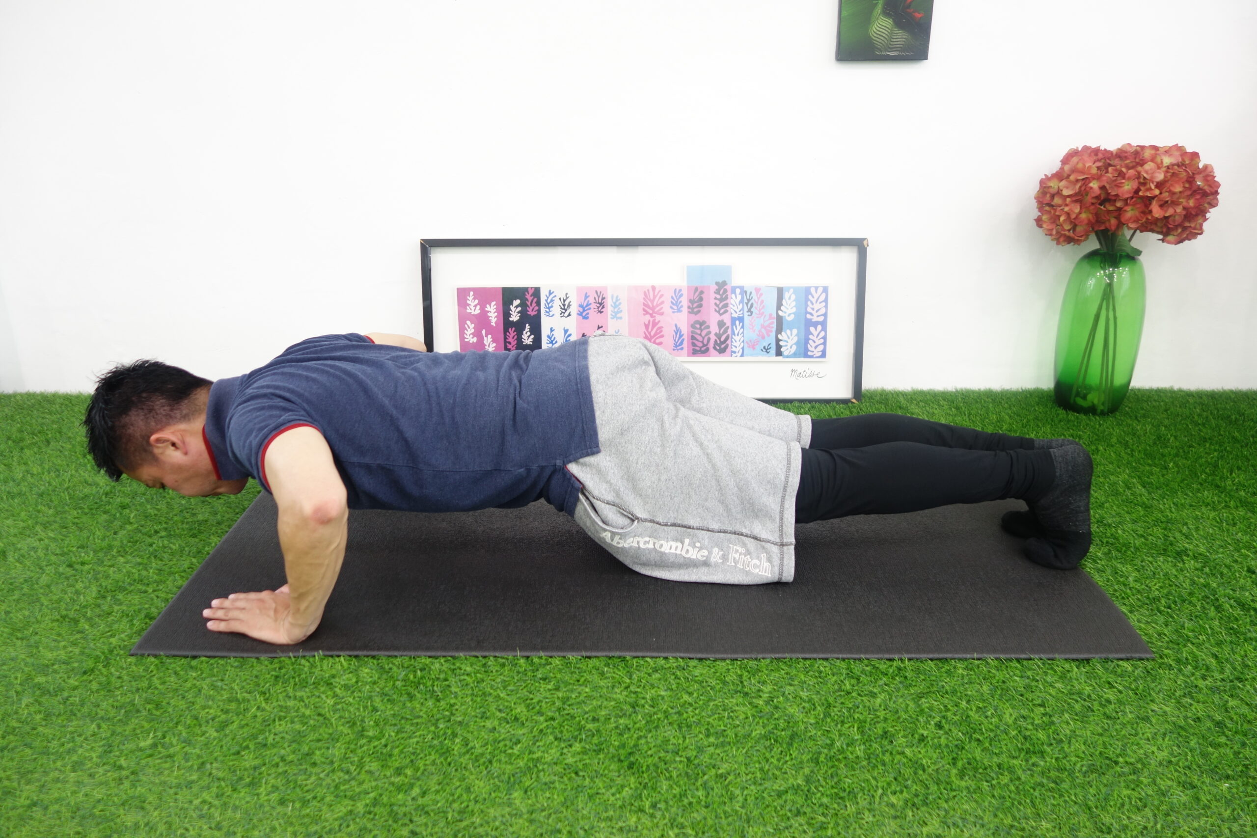 腕立て伏せで身体を持ち上げる局面