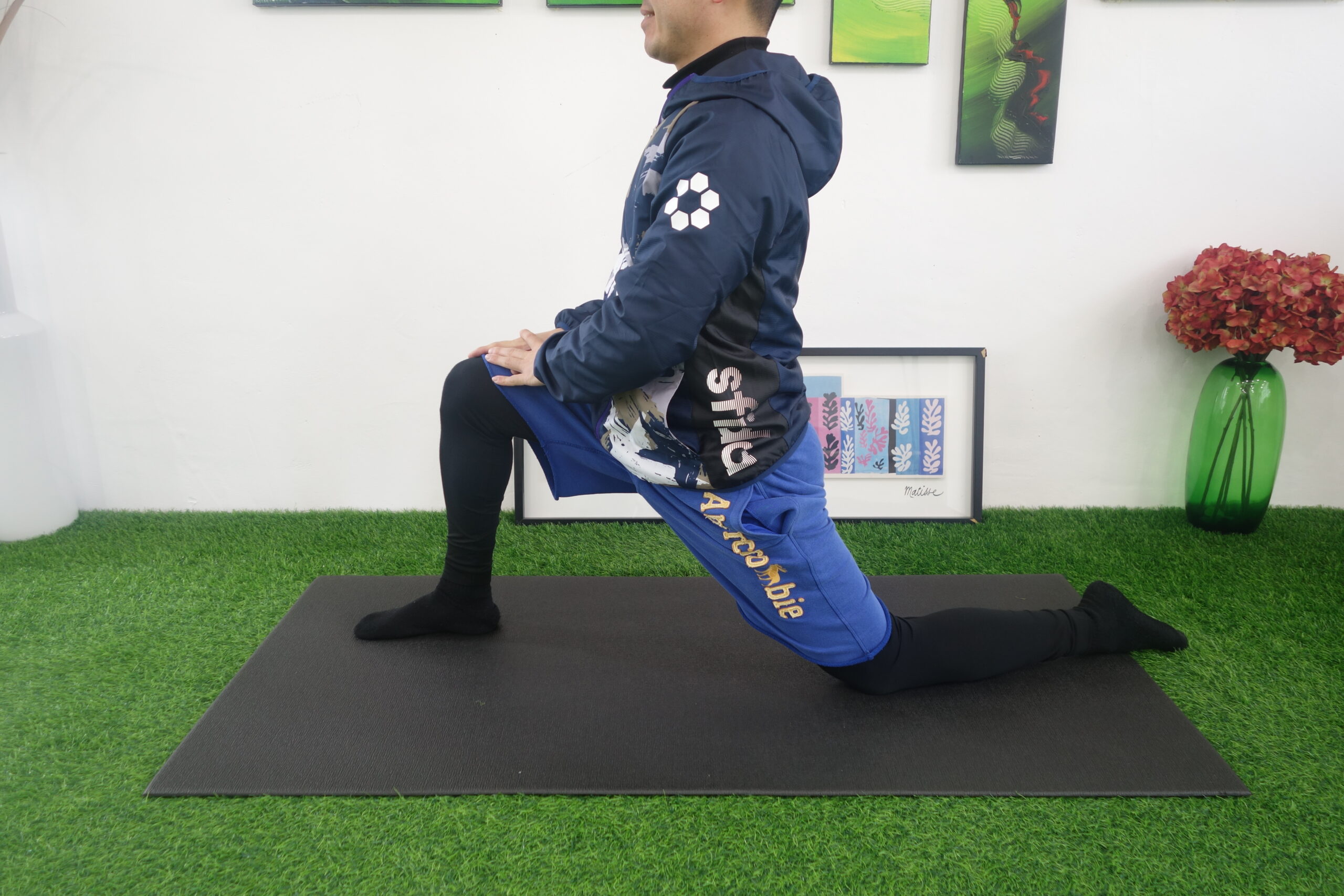 脚を前後に開くストレッチング