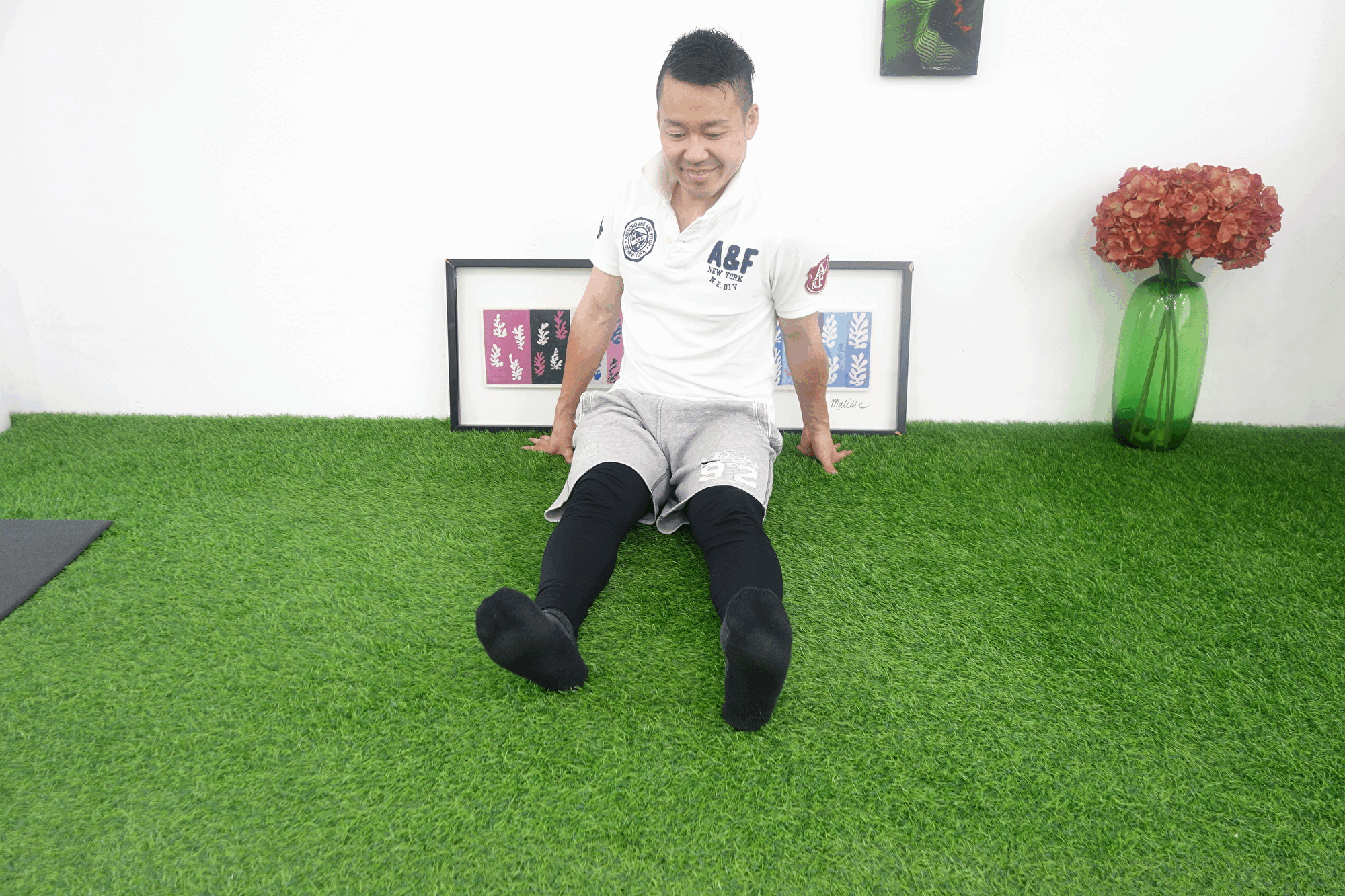 正面から体幹を捻るお尻歩き