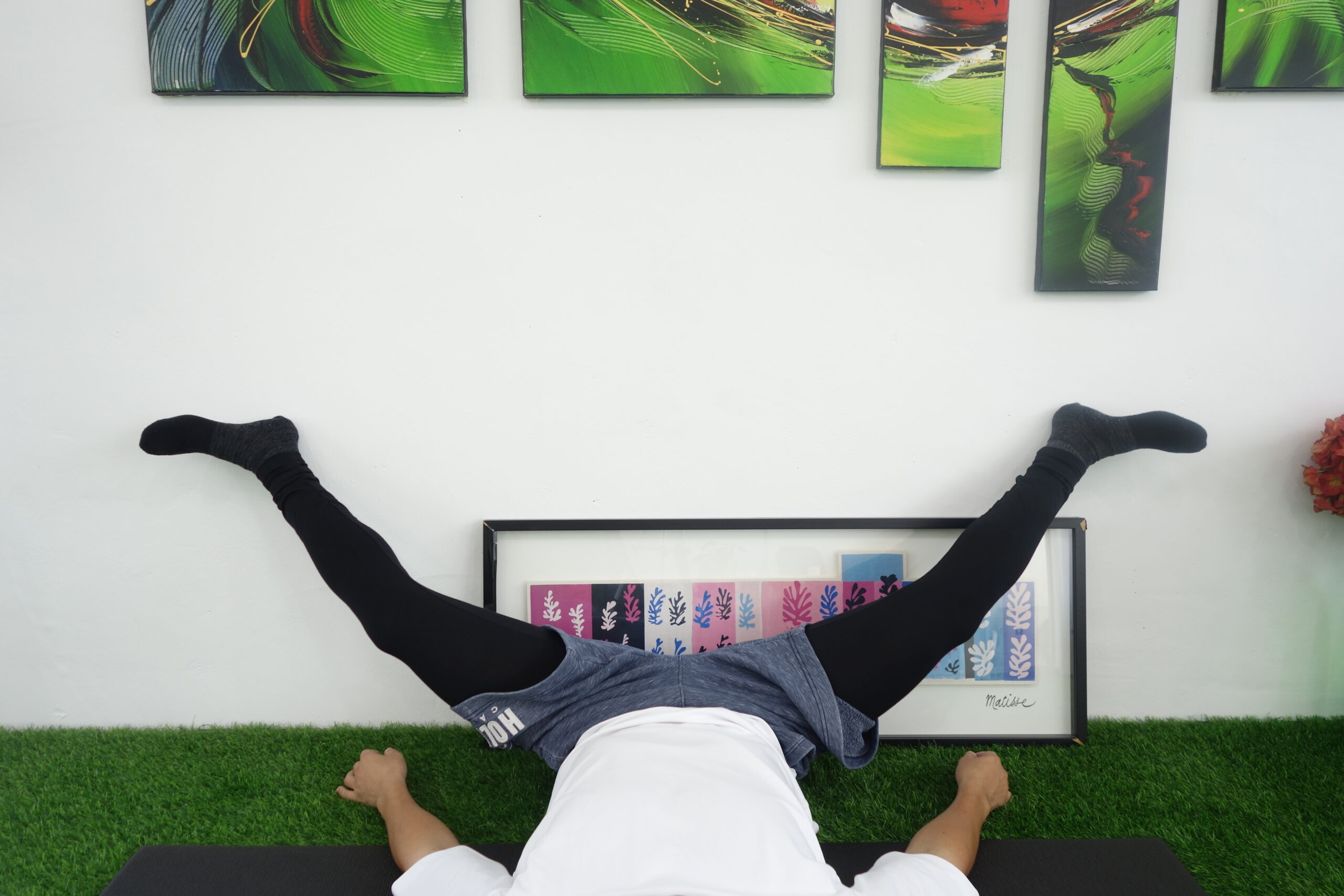 膝を軽く曲げて開脚してキープ