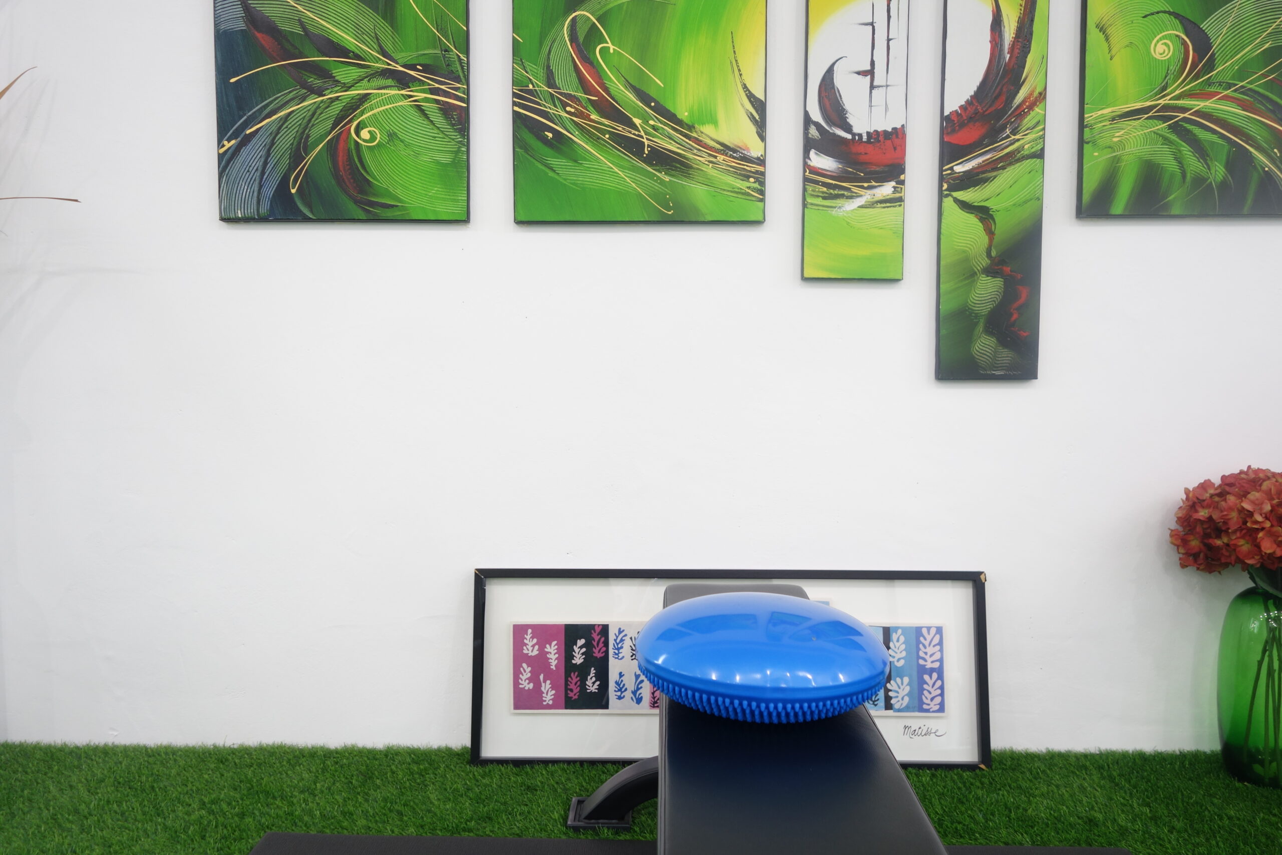 椅子の上にバランスディスクを置く