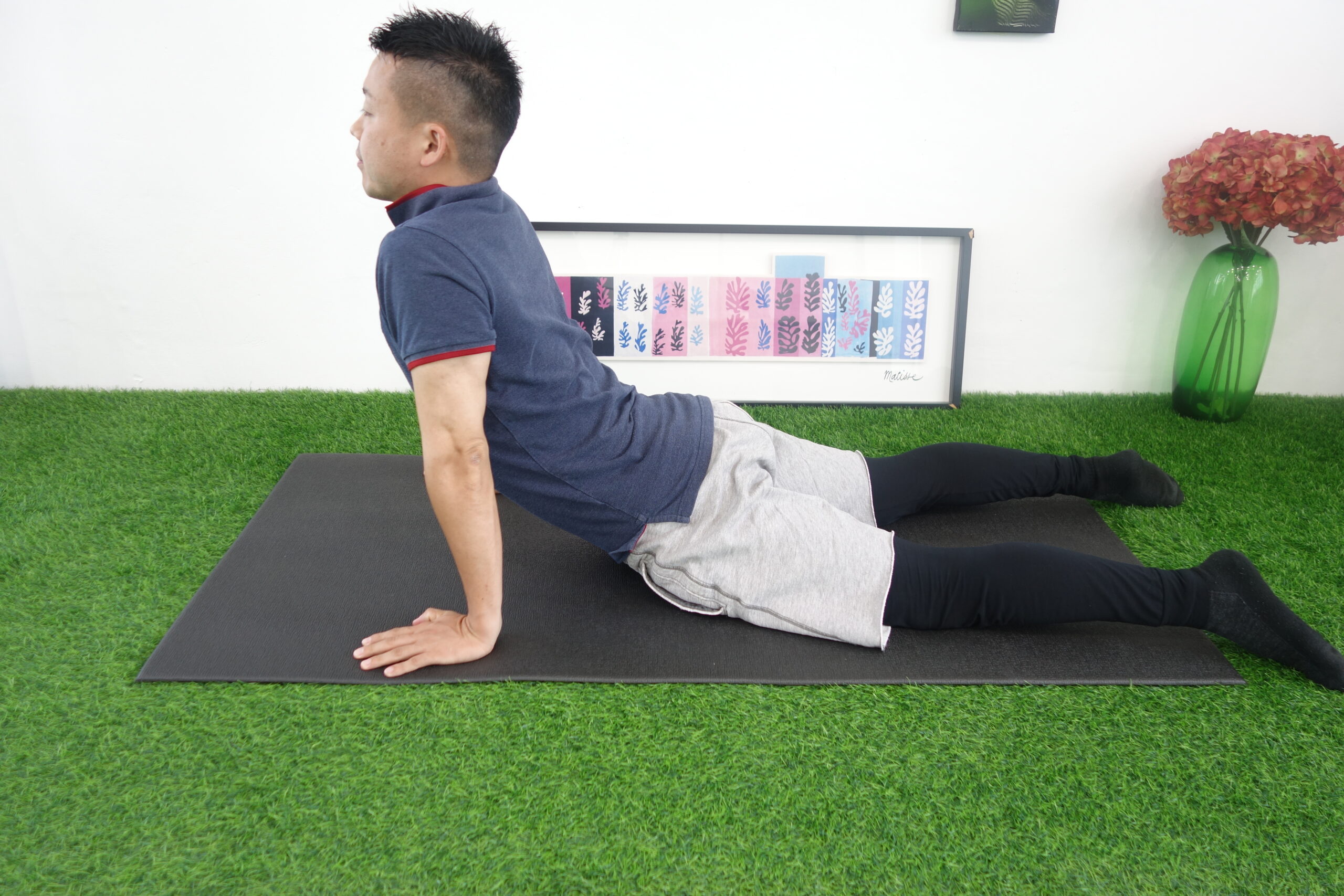 うつ伏せで身体を反らせるストレッチング