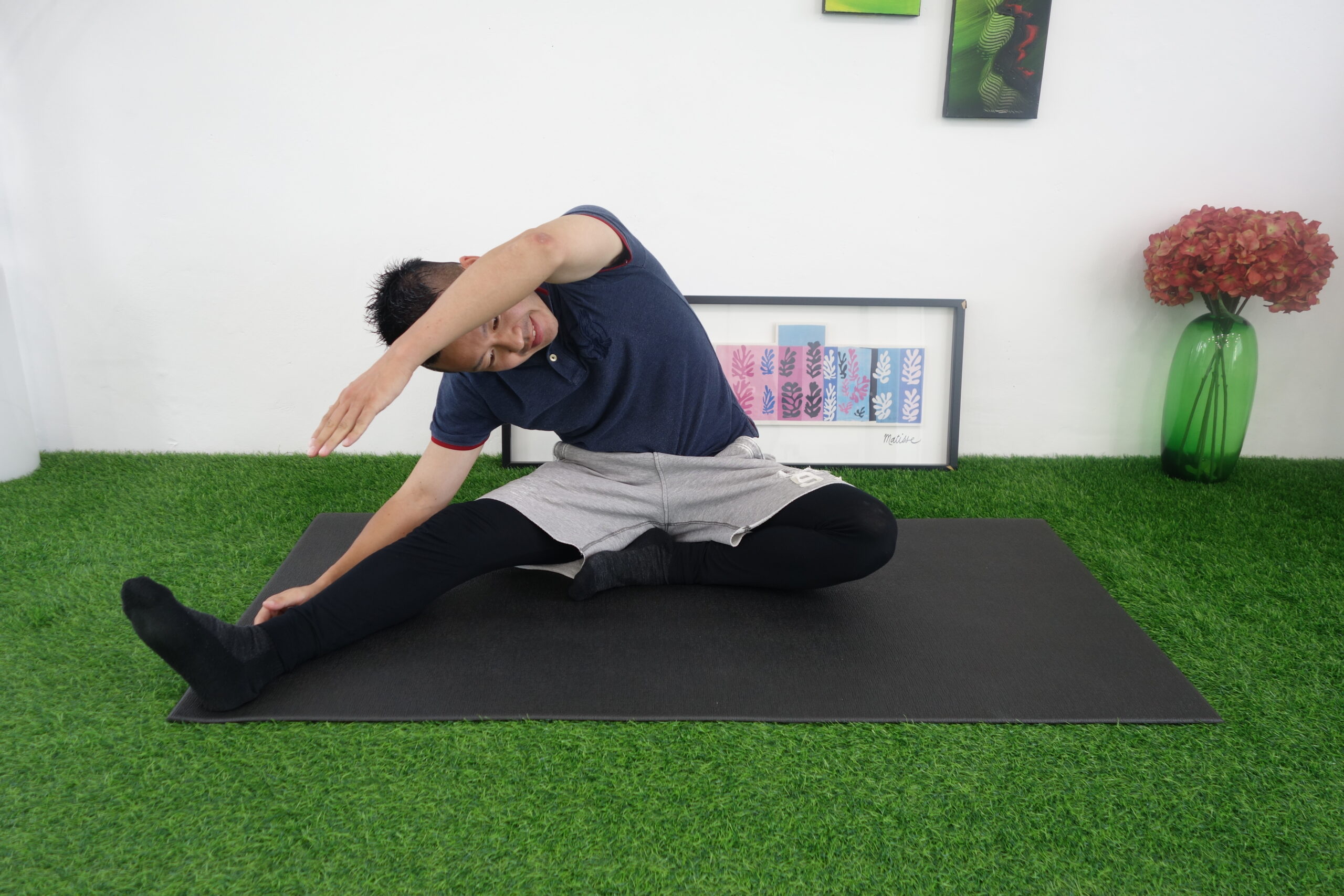 地面に座った状態で片脚を伸ばし、体側を気持ちよく伸ばす