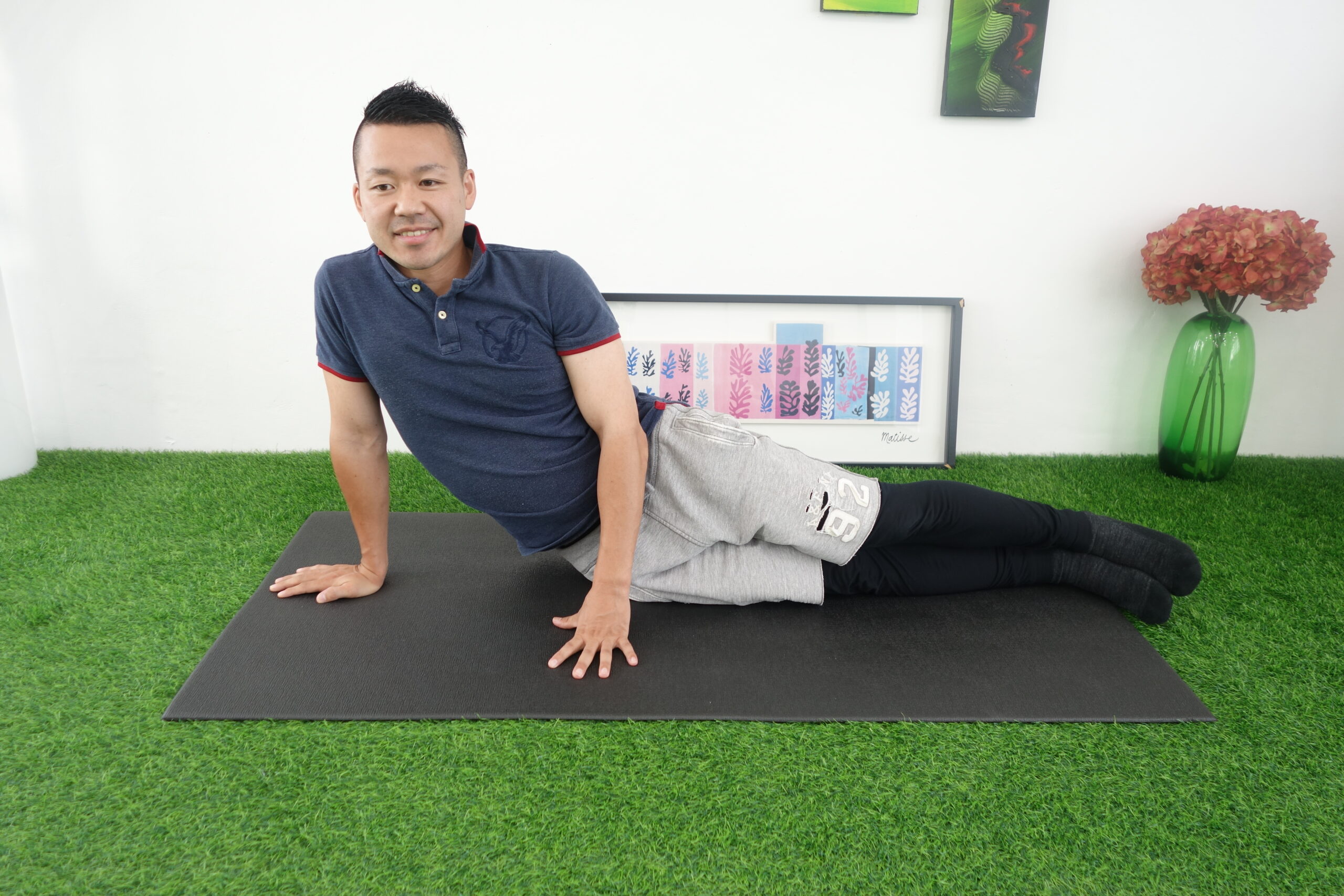 地面に横向きに寝て体側を伸ばすストレッチング