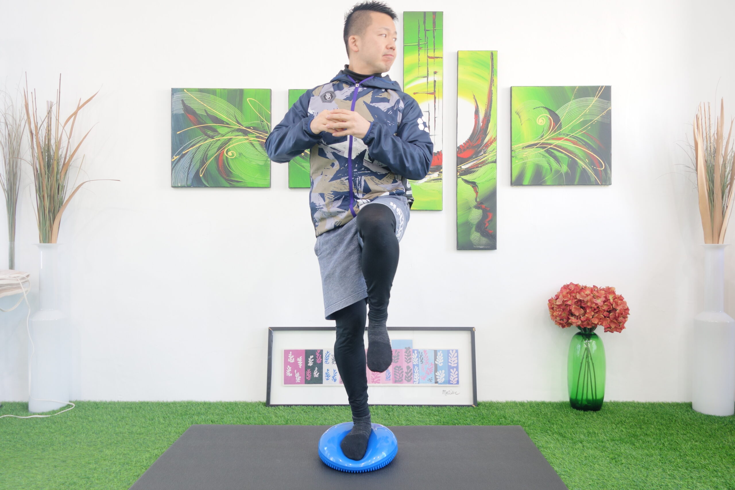 バランスディスクの上に乗って立つ