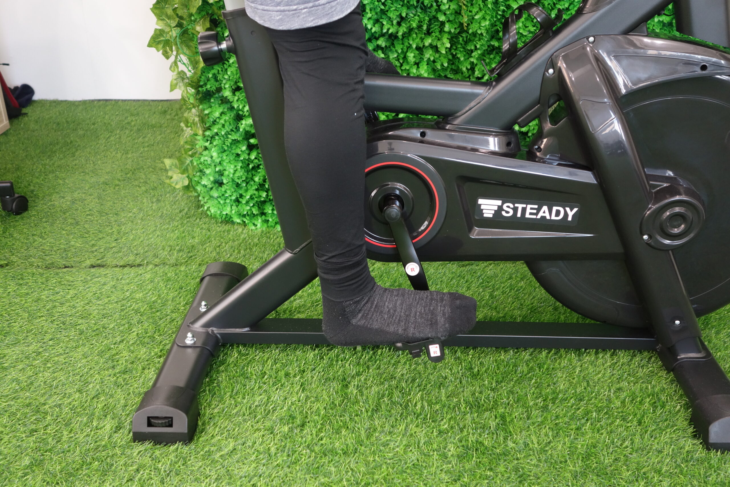 つま先でペダルをこぐ