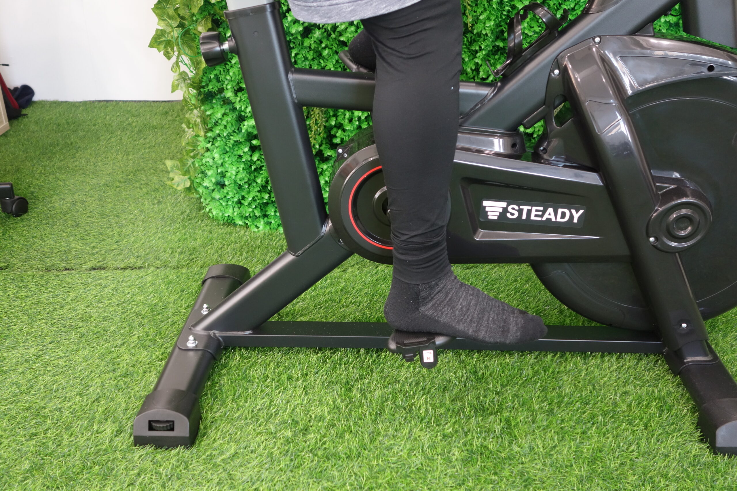 踝の真下でペダルをこぐ