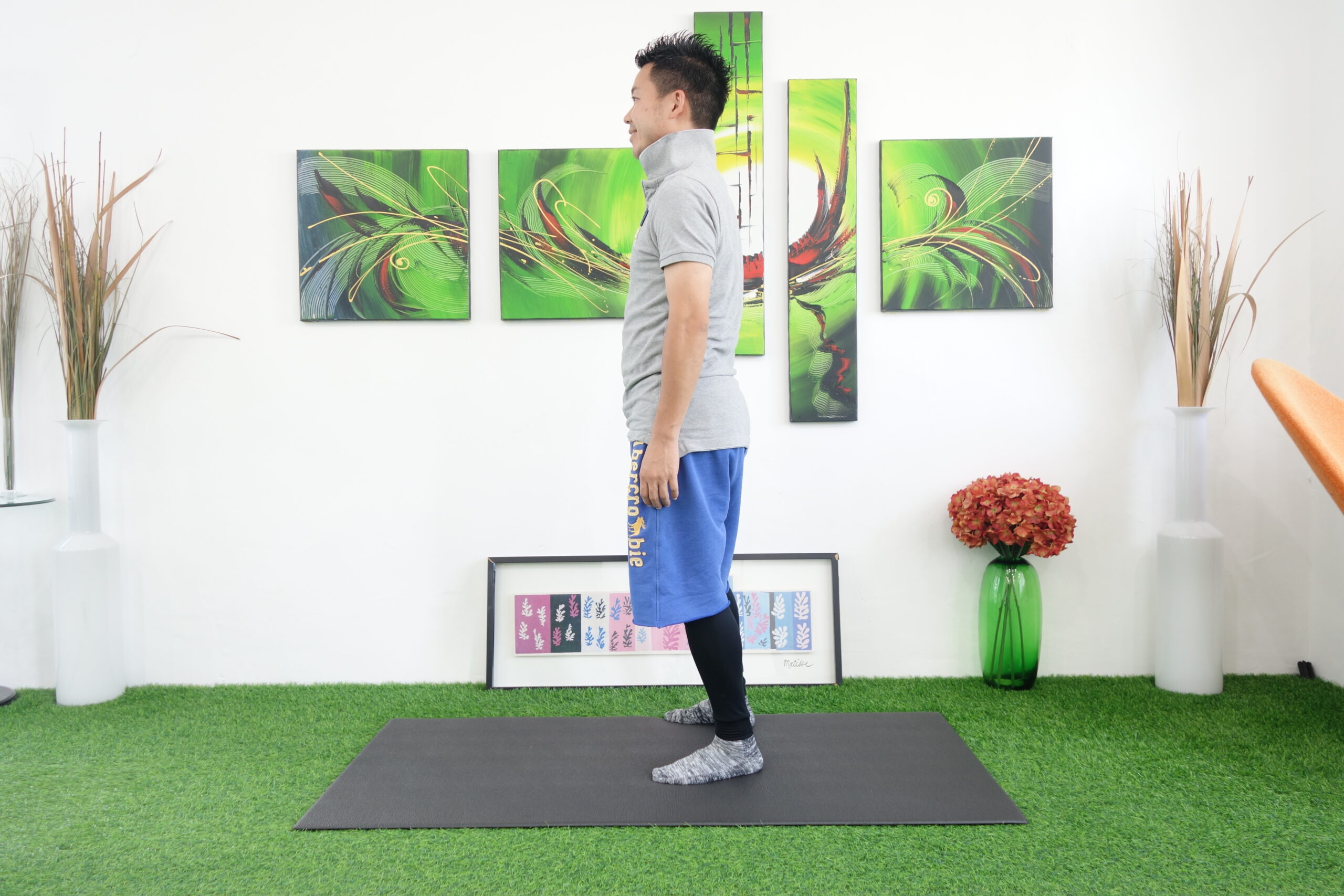 身体を前の台にもたれるような立ち方