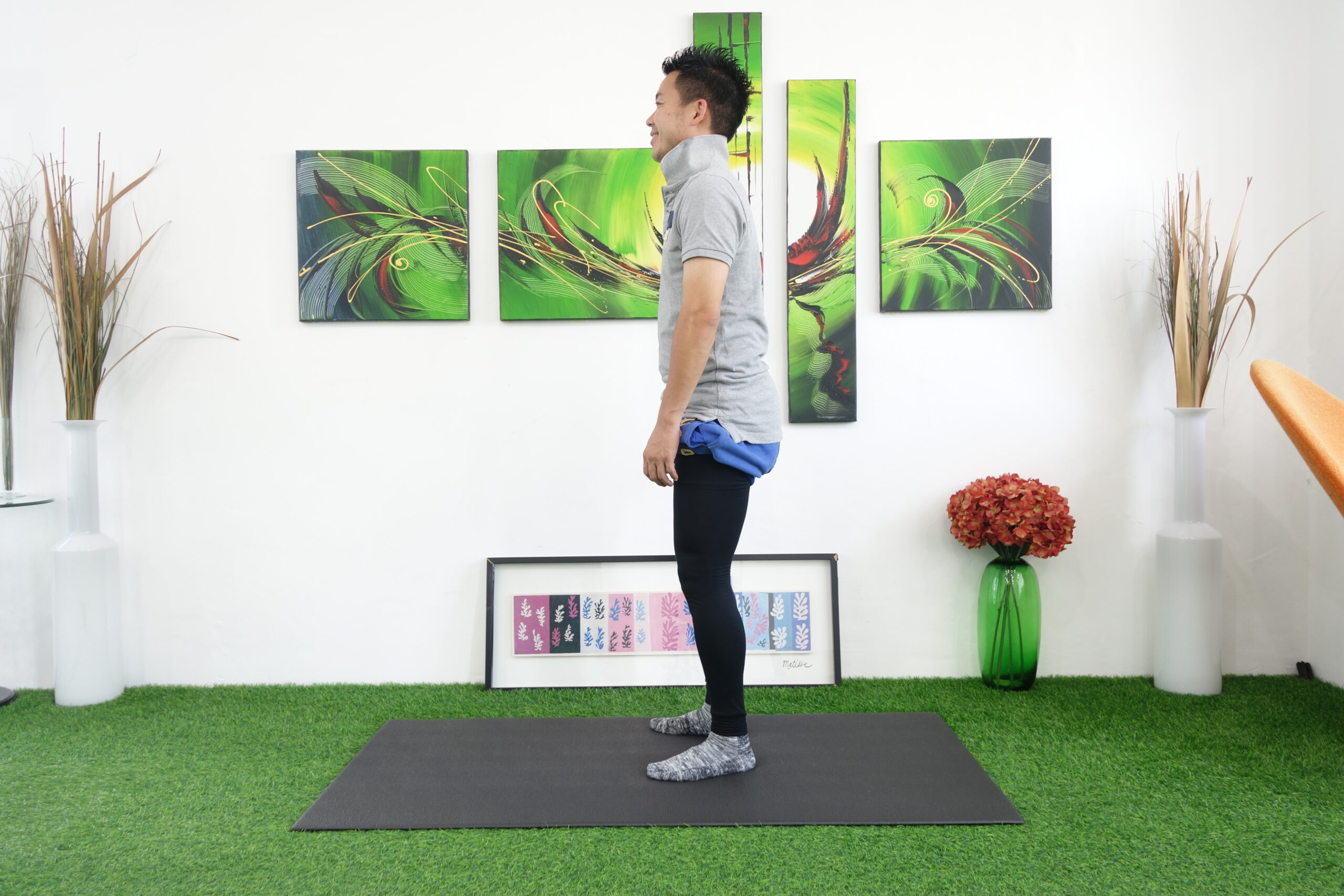 膝にゆとりのあるリラックスした立ち方