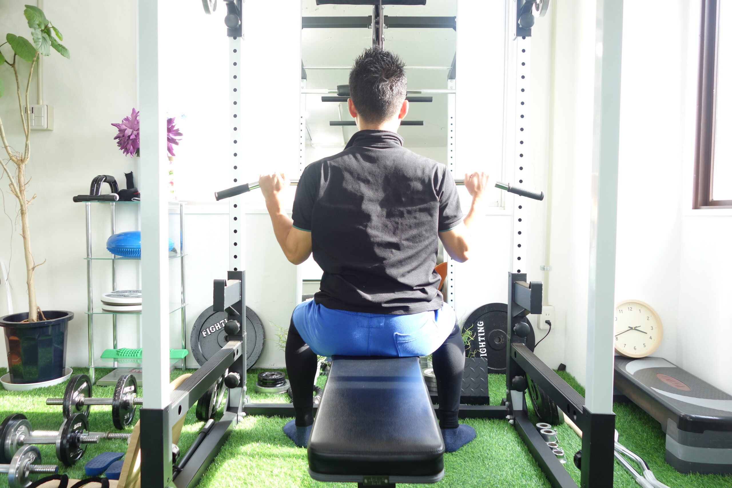 肩が下がった状態でラットプルダウン