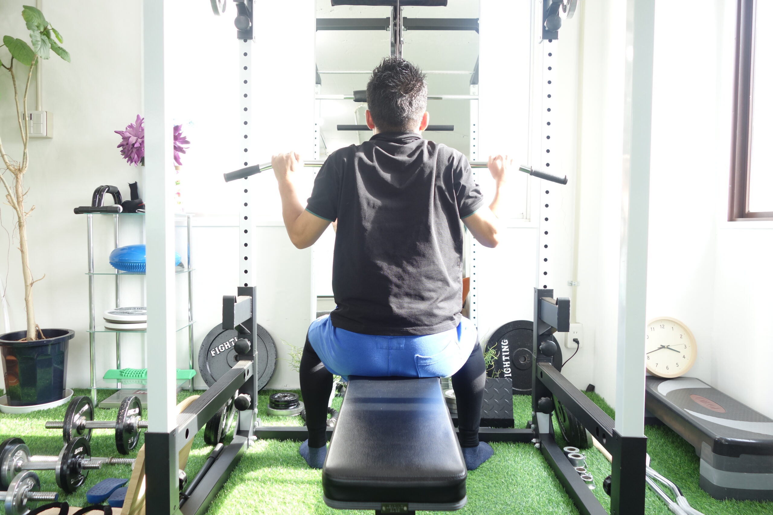 肩が上がった状態でバーを引き下ろす