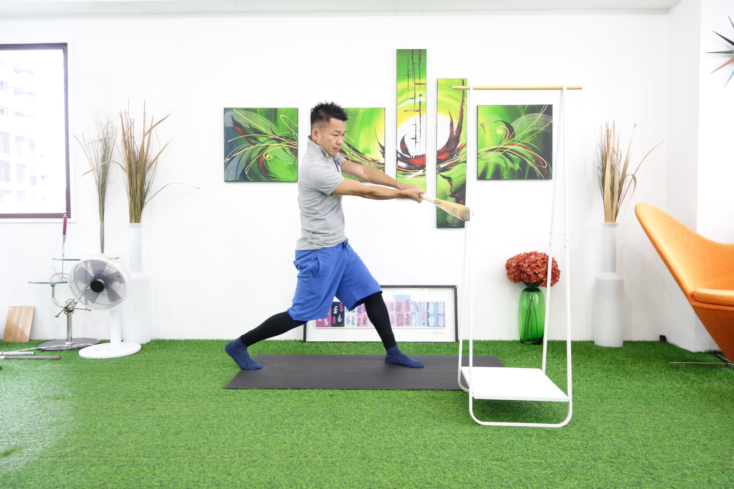 壁などをバットで押す