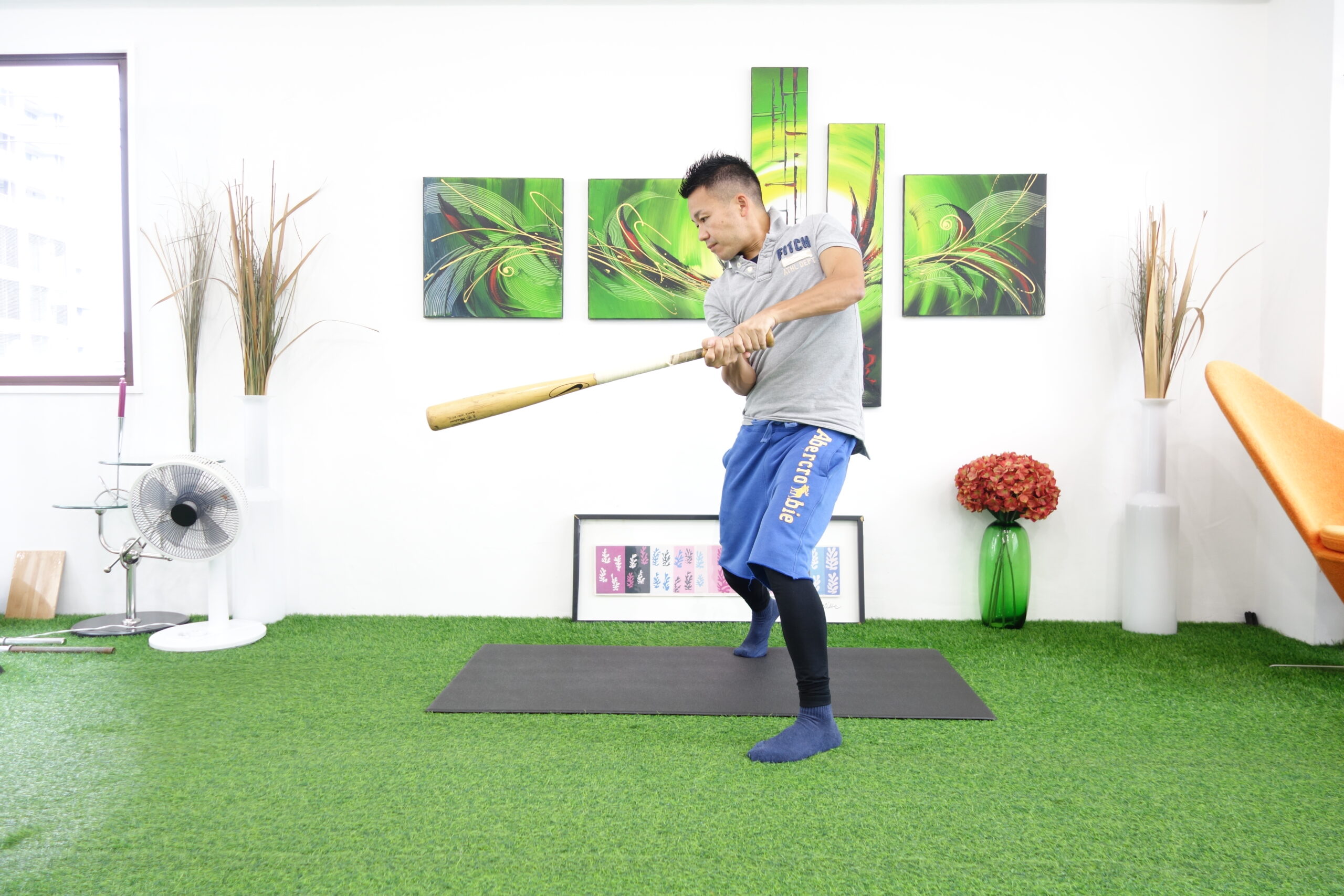 正面から窮屈にスイング動作を行う