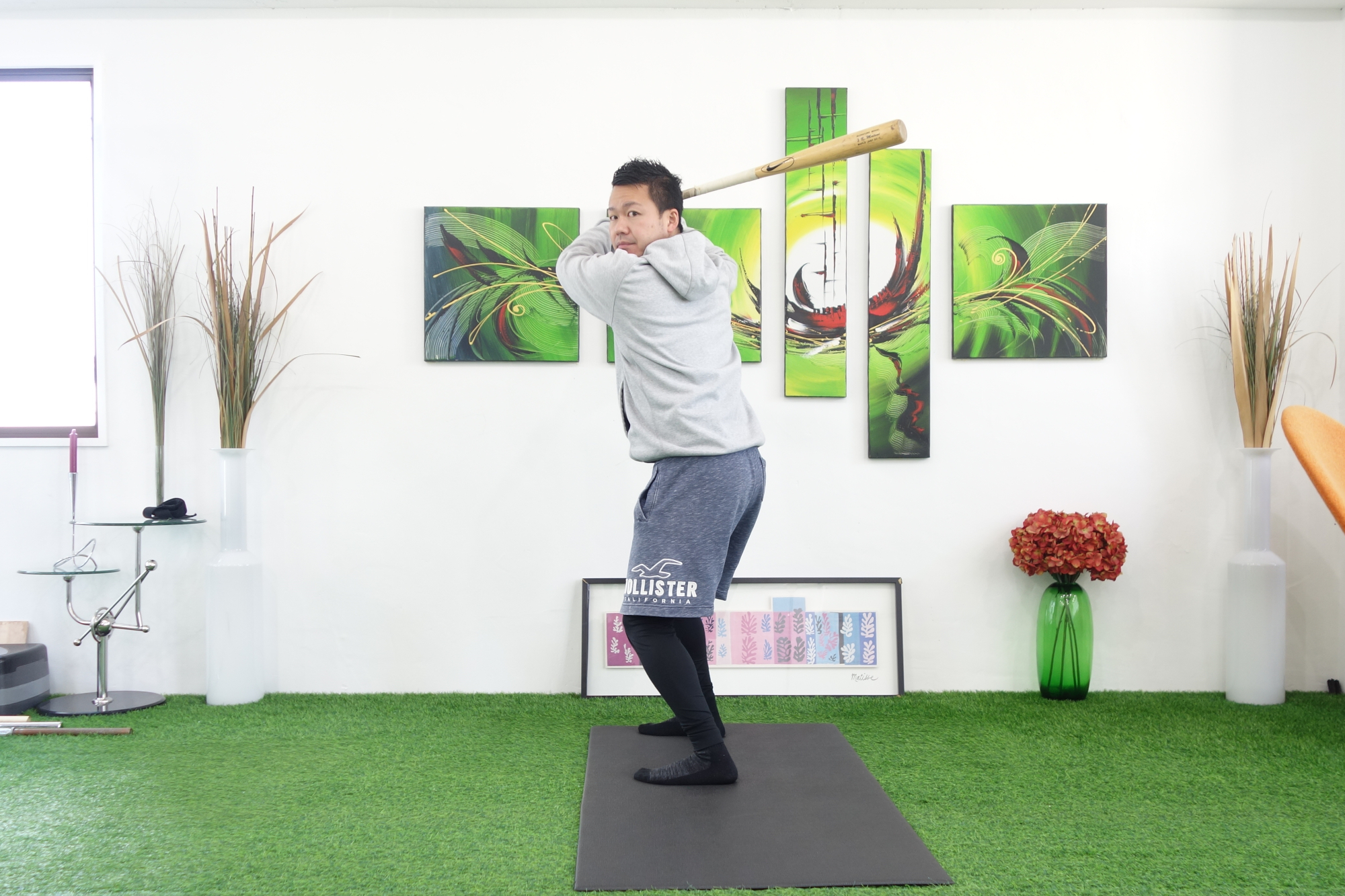 脇を締めて身体をキャッチャー方向に捻る構え方