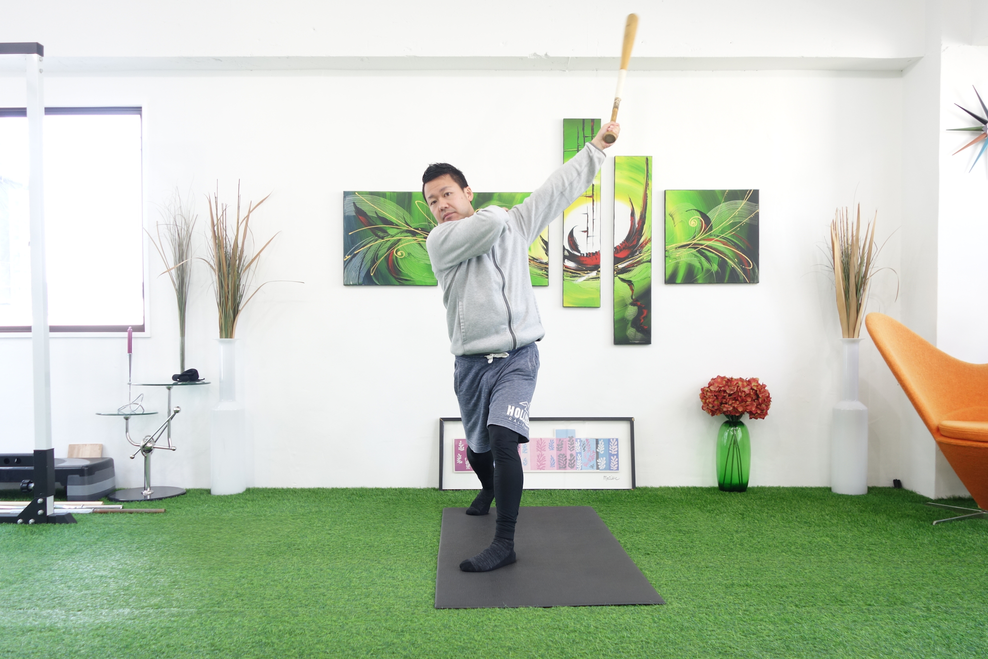 センターの奥にバットを投げるイメージでフォロースルーを迎える