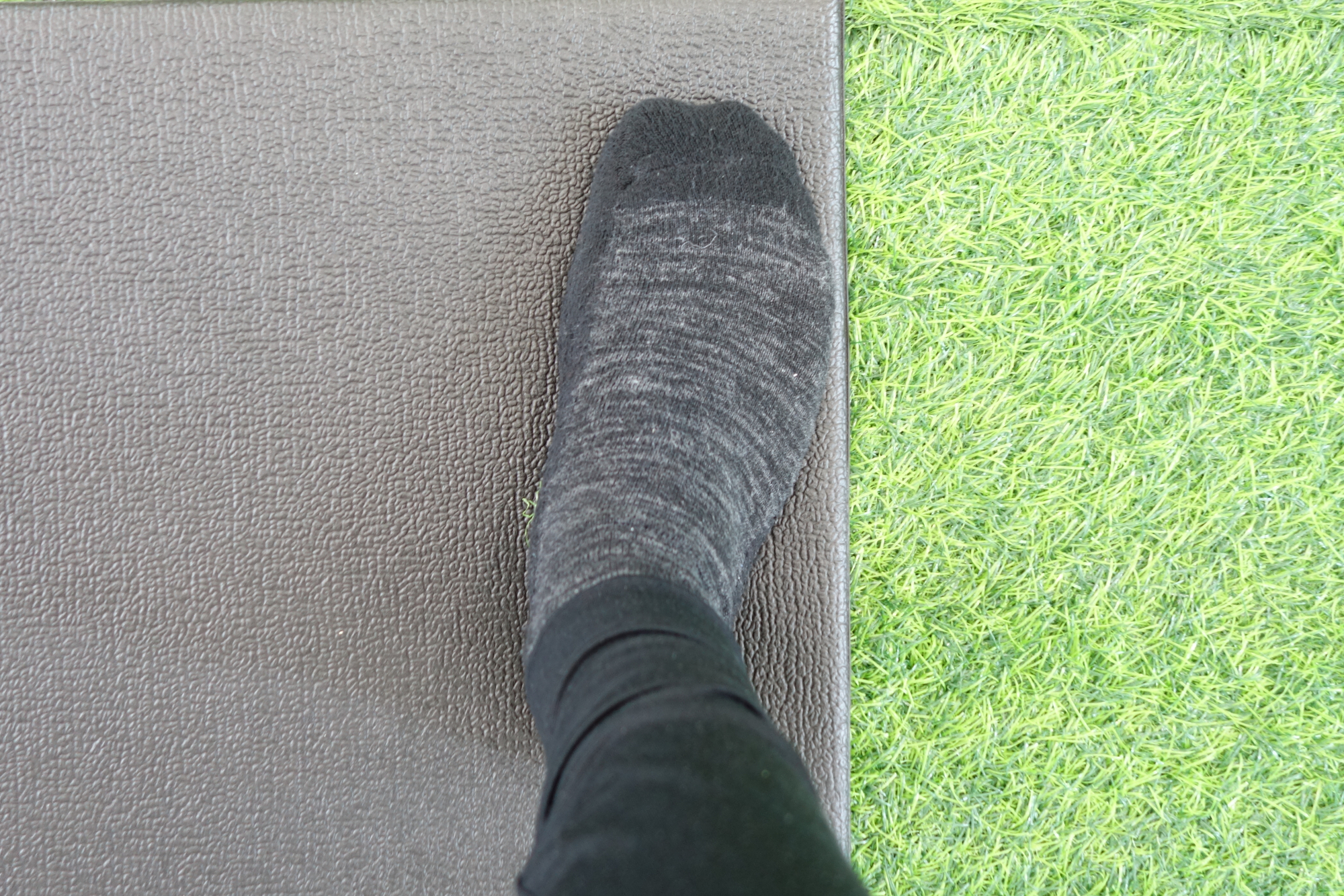 つま先は若干開くかまっすぐを向く