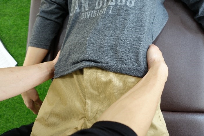 腰椎を左右に揺らす