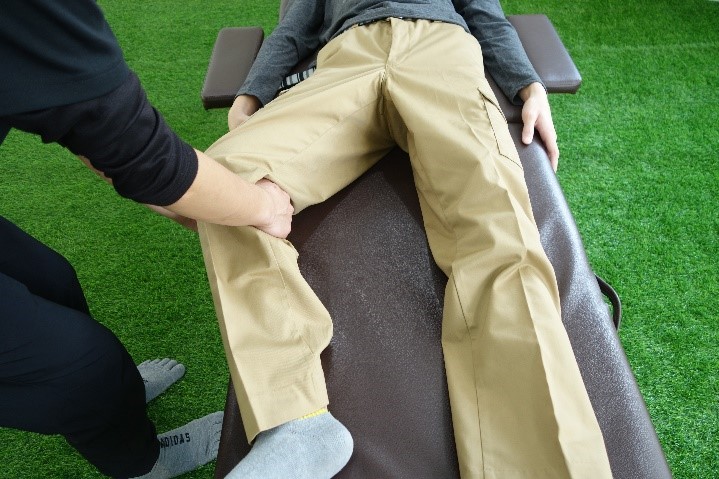 膝を中間位で屈伸