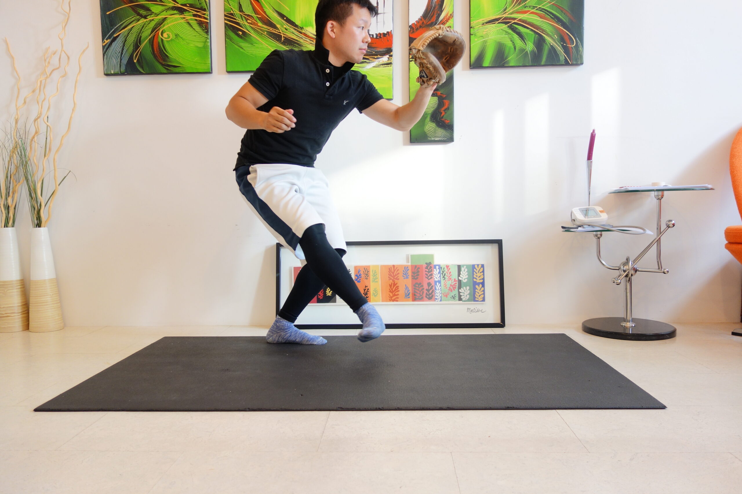 右足を前に出すステップ