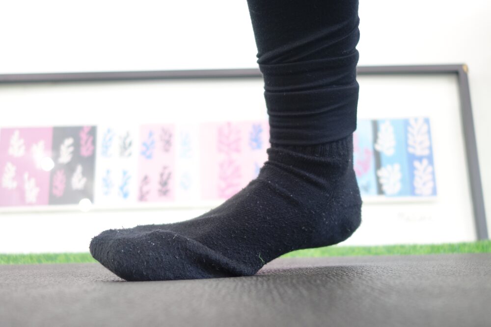 足に加重するときに母趾球に乗るように歩く