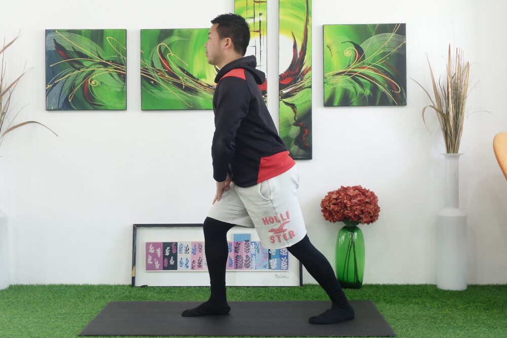 立った状態でアキレス腱を伸ばすようなストレッチング