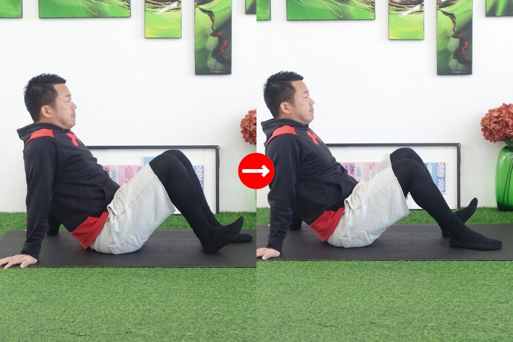 地面に座って両膝を立て、両手は体の後ろ。足首を交互に軽く動かす