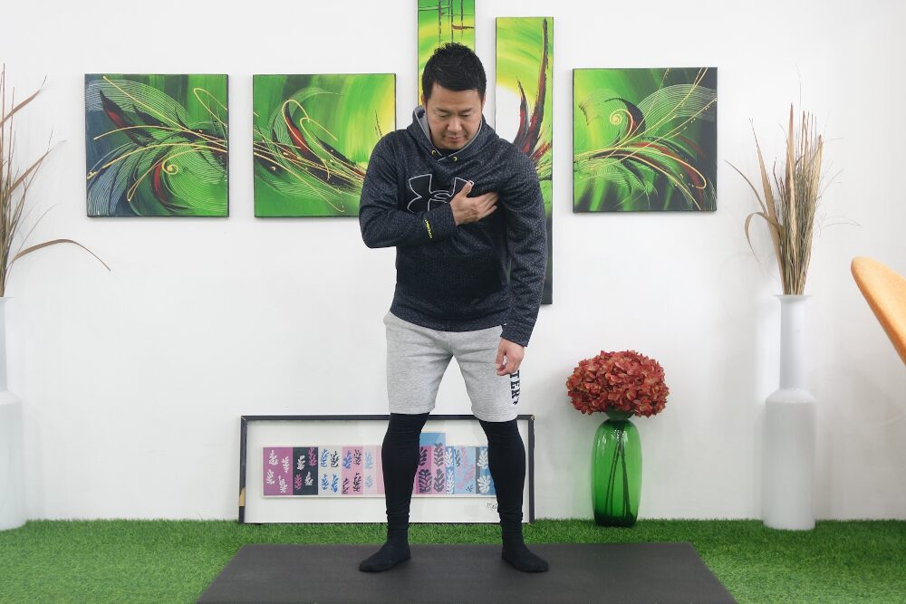 胸の脂肪を内側へ寄せる