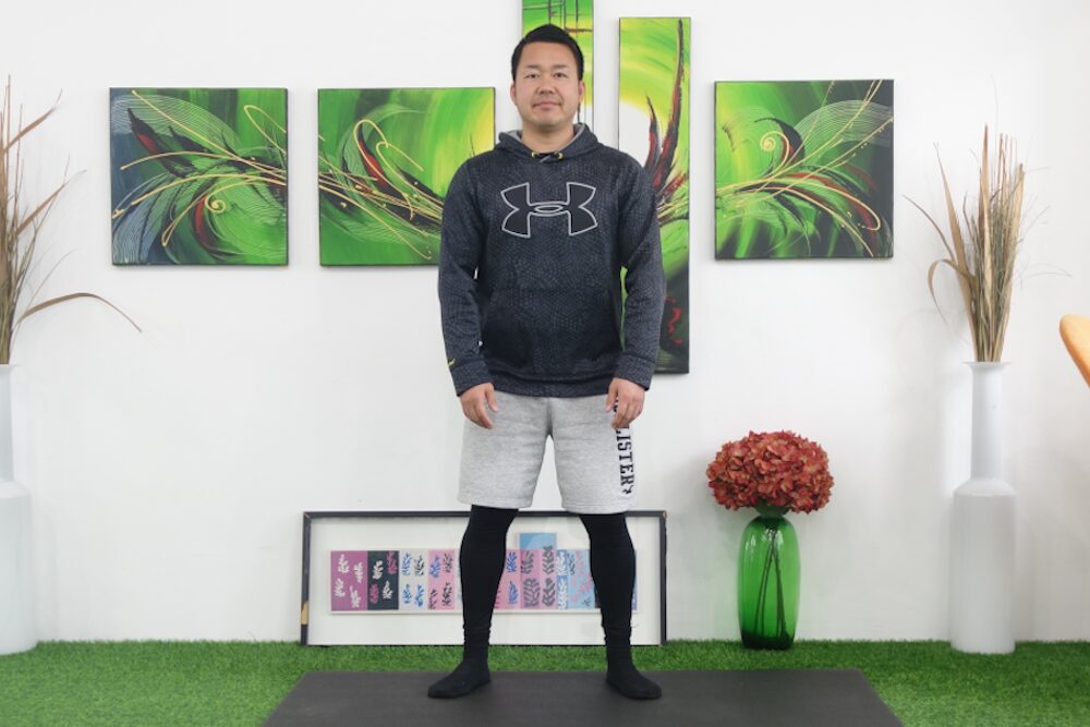 正面を向いて胸のふくらみを見せる