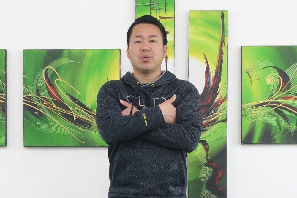 両手を脇に差し込んで深呼吸