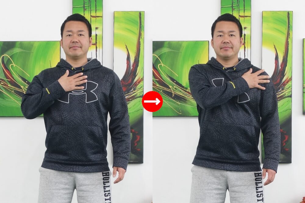 胸の上部を軽く真ん中から脇方向へ手で擦る