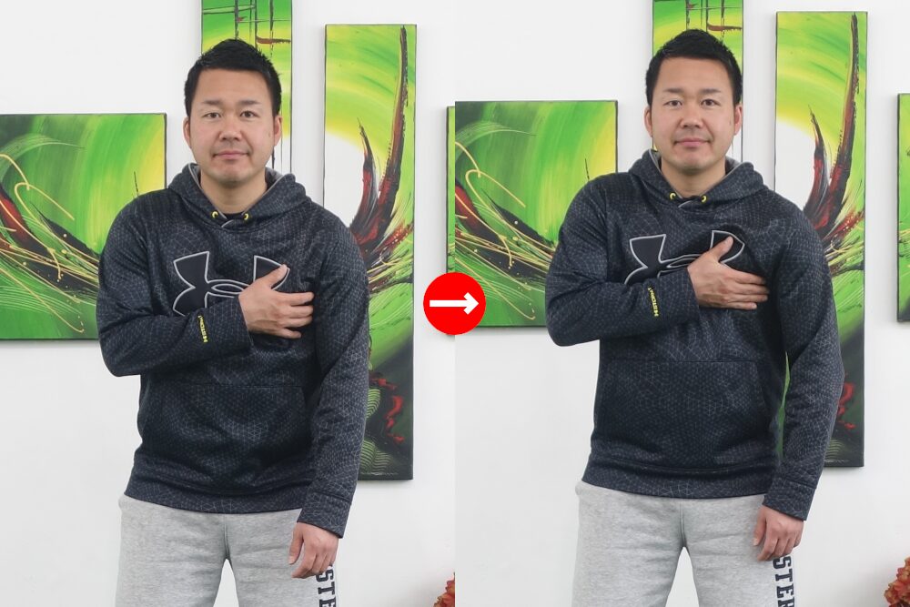 肩から腕をぶら下げて手で胸を揺らす