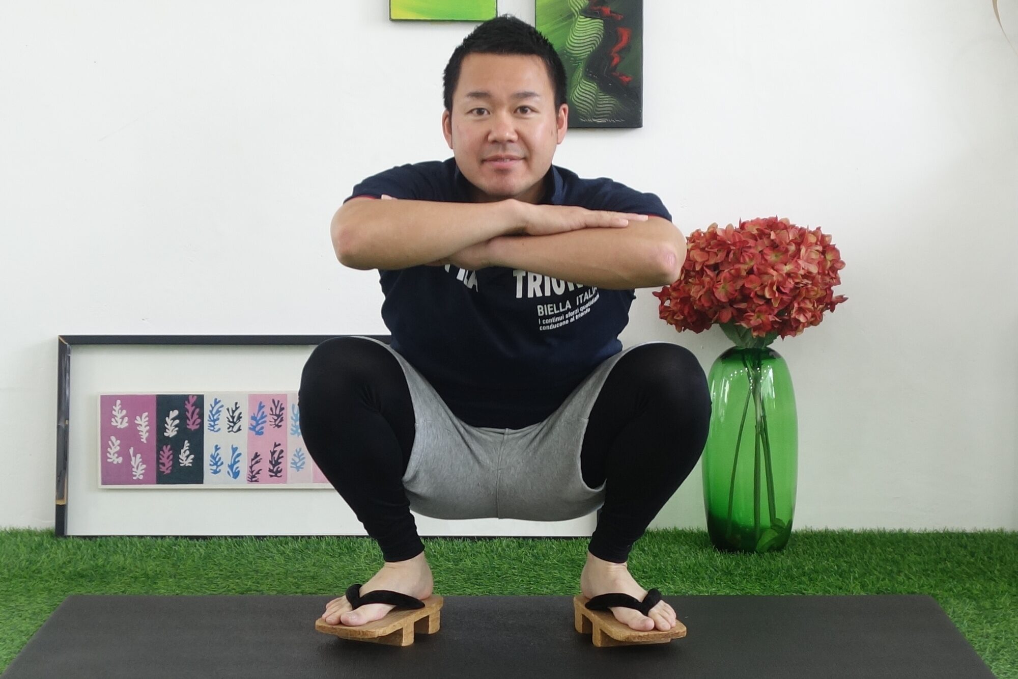 下駄を使って腕上げディープスクワット