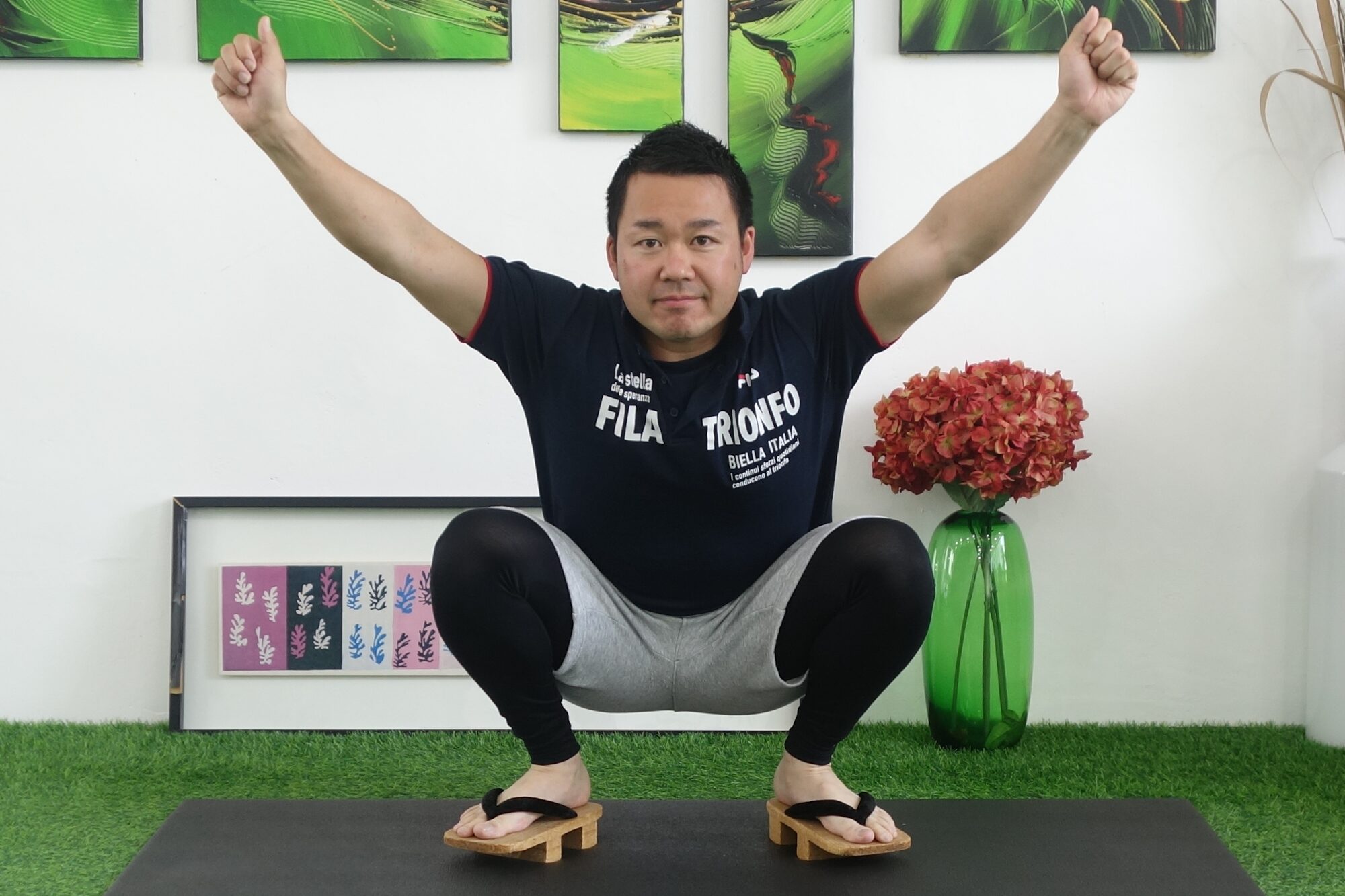 下駄を使ったオーバーヘッドスクワット
